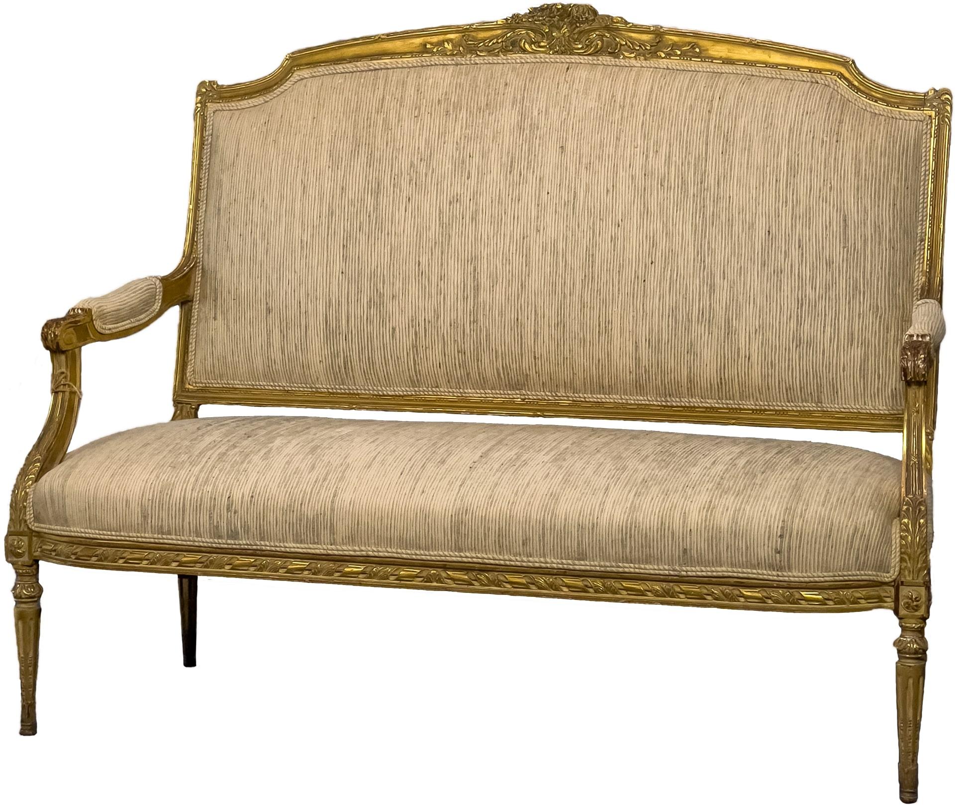 Beau canapé ancien Louis XVI en bois et dorure. Ce canapé est originaire de France et présente de belles sculptures le long de ses bords.