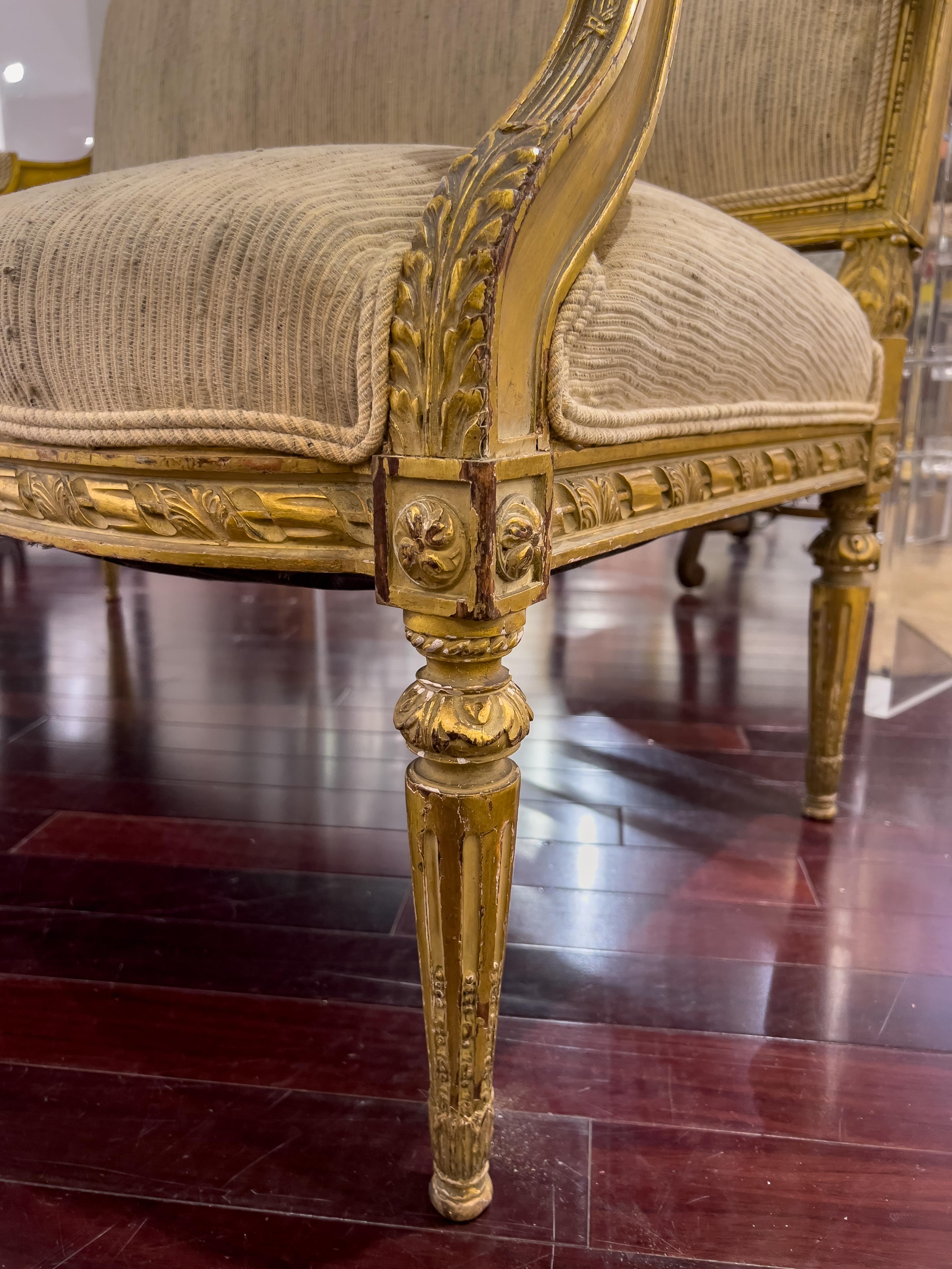 Doré Ancienne banquette Louis XVI en bois doré et doré en vente