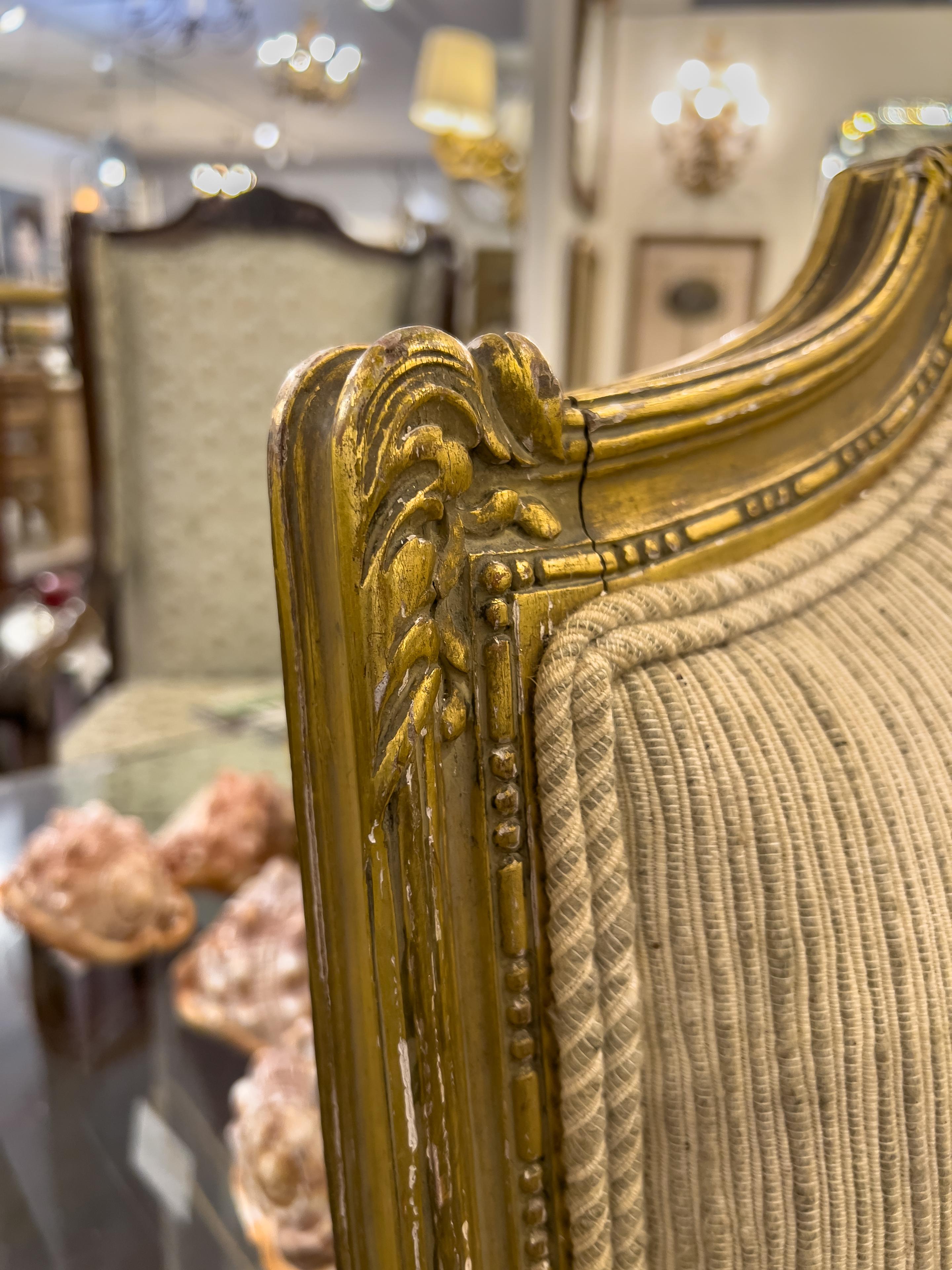 Ancienne banquette Louis XVI en bois doré et doré Bon état - En vente à Houston, TX