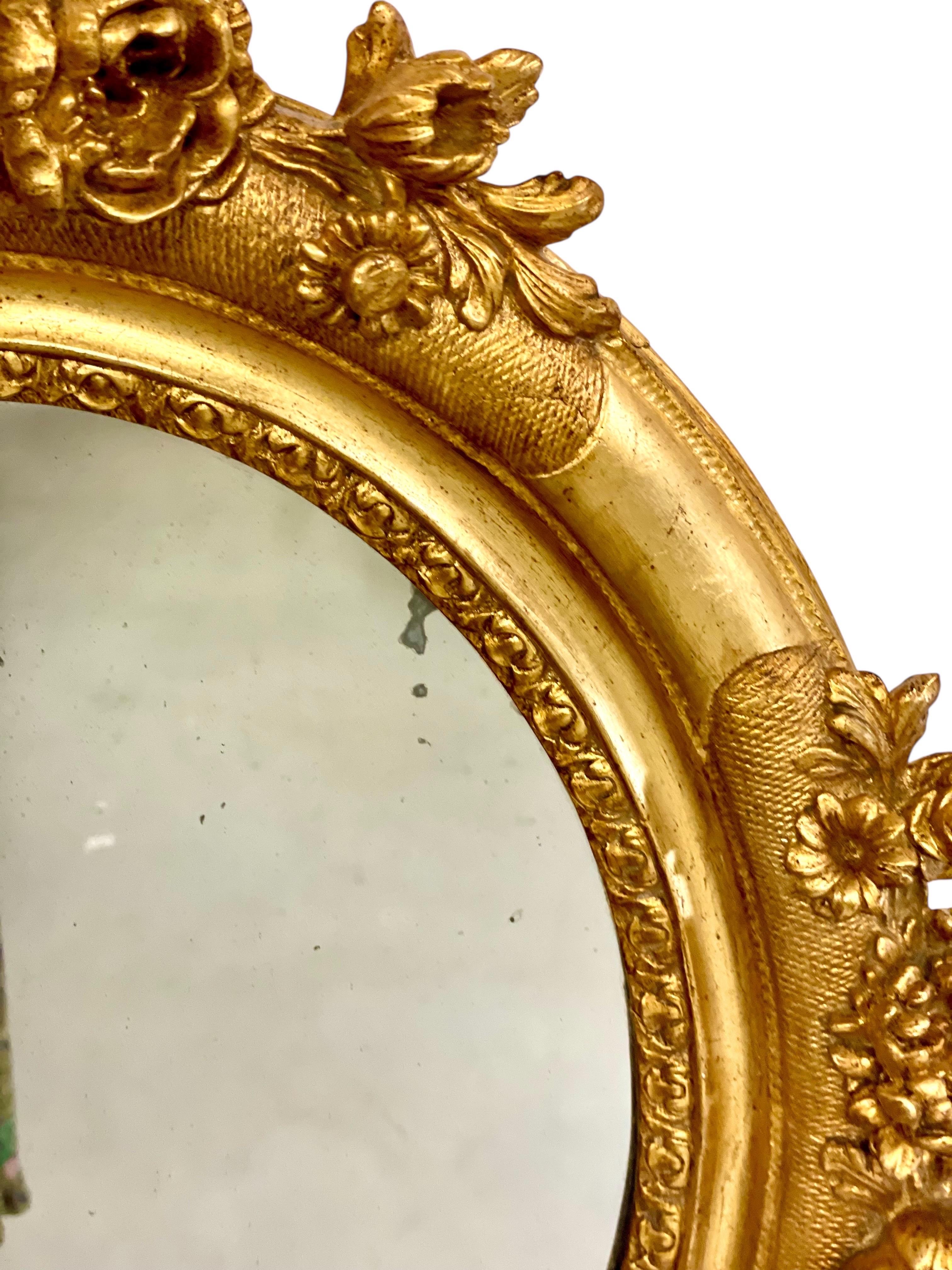 Antique Louis XVI Giltwood Oval Mirror with Floral Carving In Good Condition For Sale In LA CIOTAT, FR