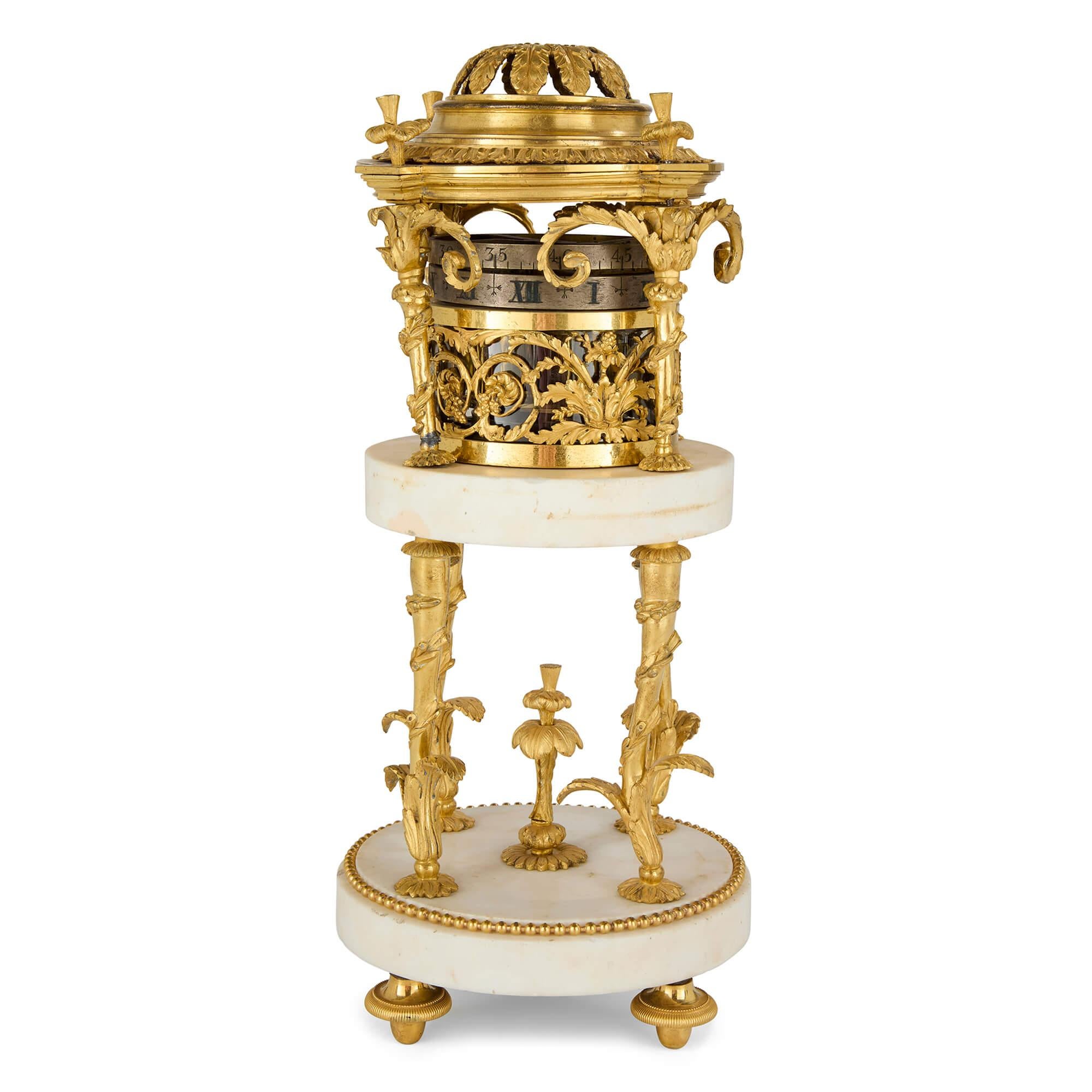 Antico orologio da camino Luigi XVI in marmo, oro e bronzo dorato Cercle Tournant 
Francese, fine del XVIII secolo 
Altezza 40 cm, diametro 28 cm

Risalente alla fine del 1700, durante il regno di Re Luigi XVI (1754-1793), questo eccezionale
