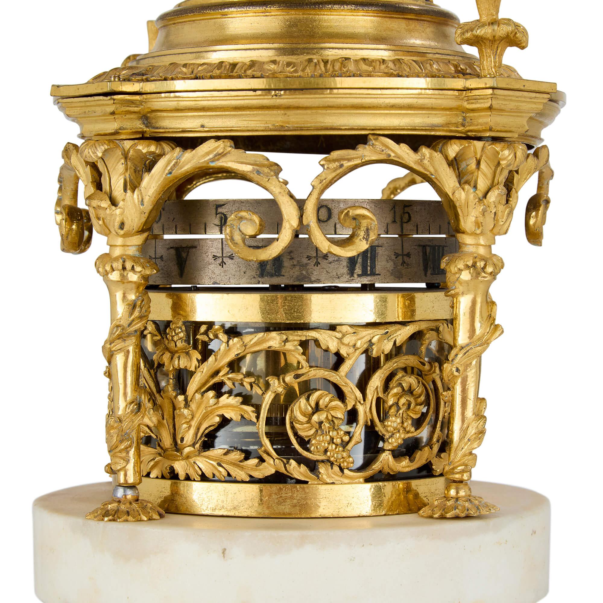 Intagliato Antico orologio da camino Luigi XVI in marmo, oro e bronzo dorato Cercle Tournant in vendita