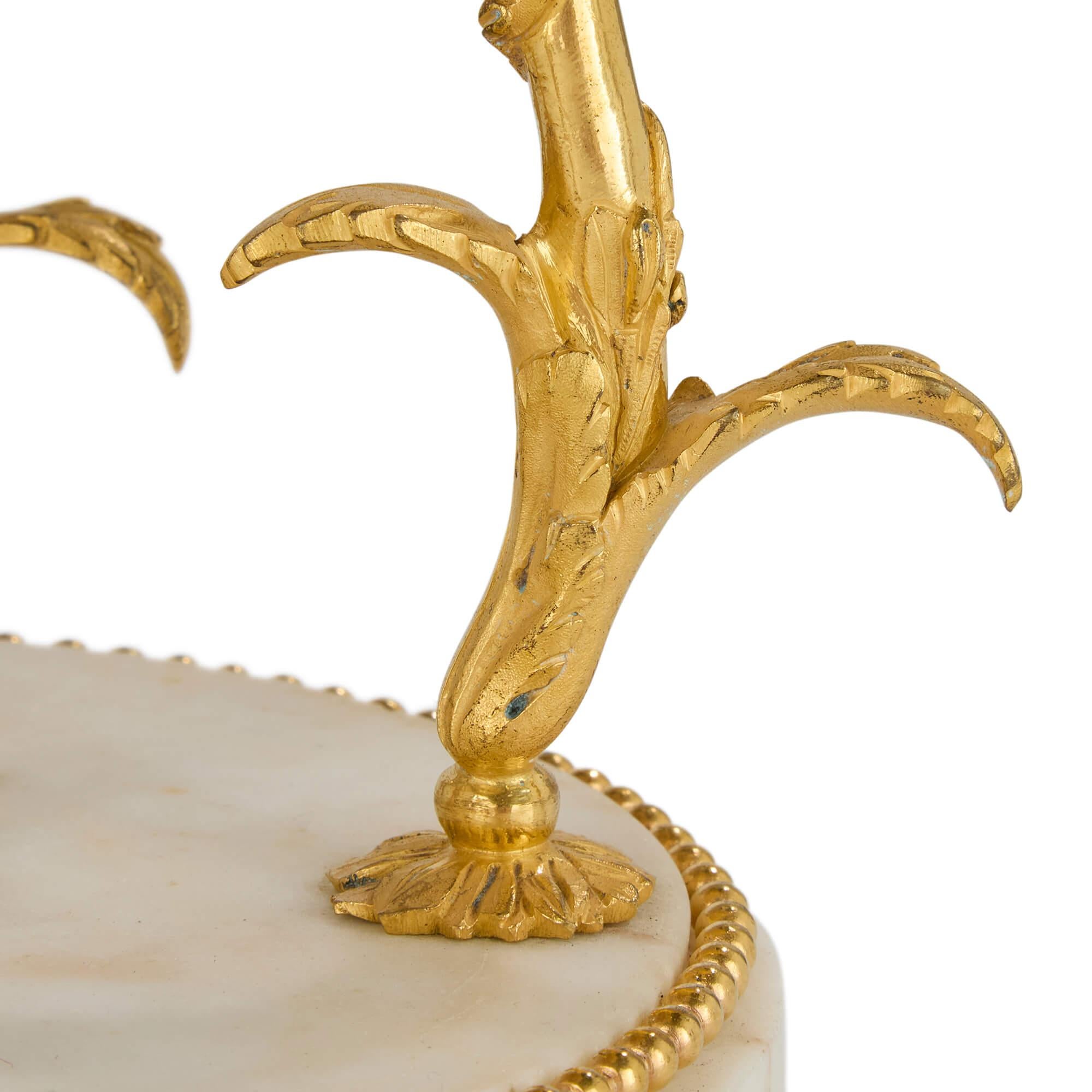 Smalto Antico orologio da camino Luigi XVI in marmo, oro e bronzo dorato Cercle Tournant in vendita