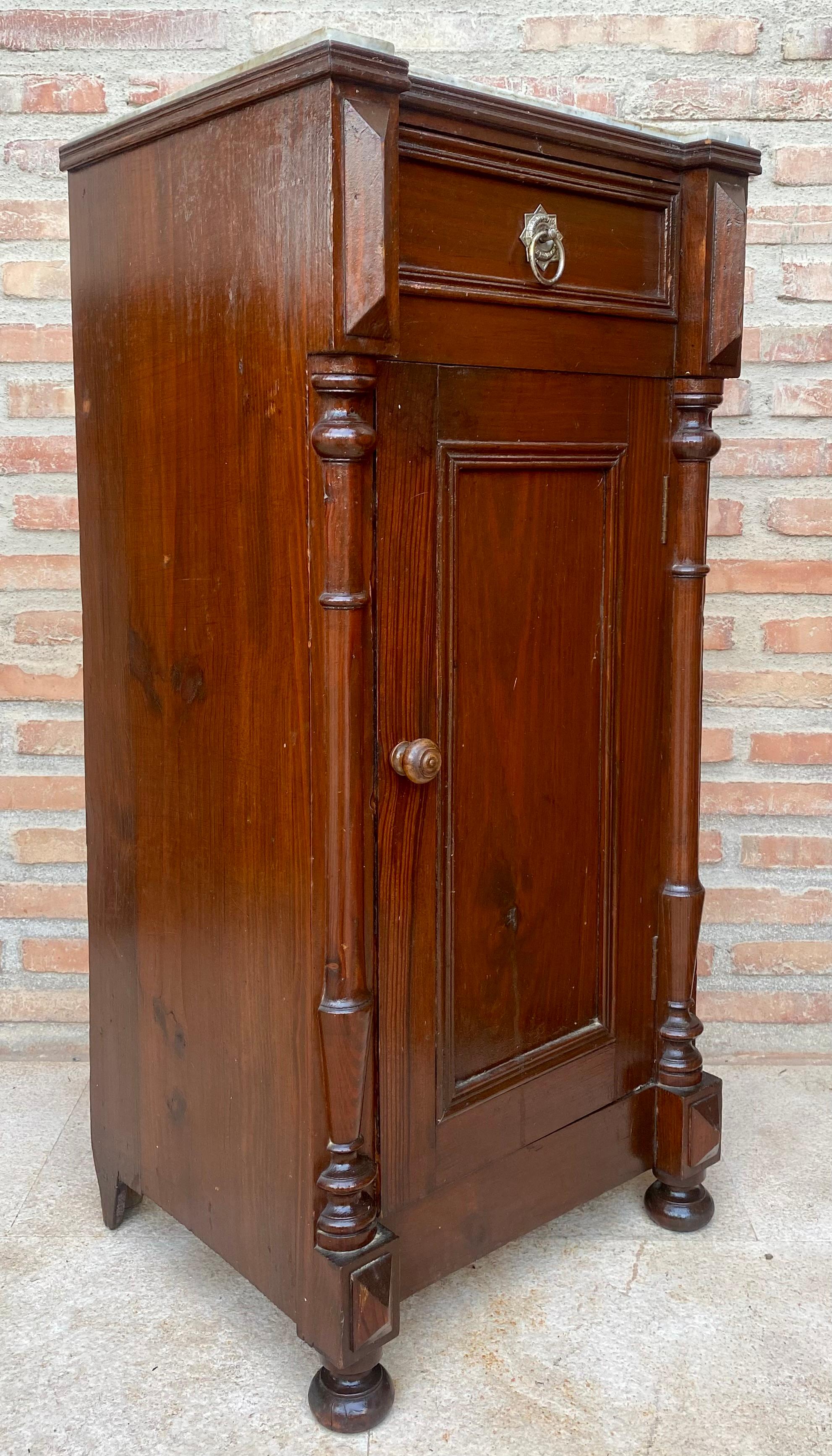 Antike Louis XVI.-Nachttische mit weißen Marmorplatten, 1890er Jahre, 2er-Set, Set im Zustand „Gut“ im Angebot in Miami, FL