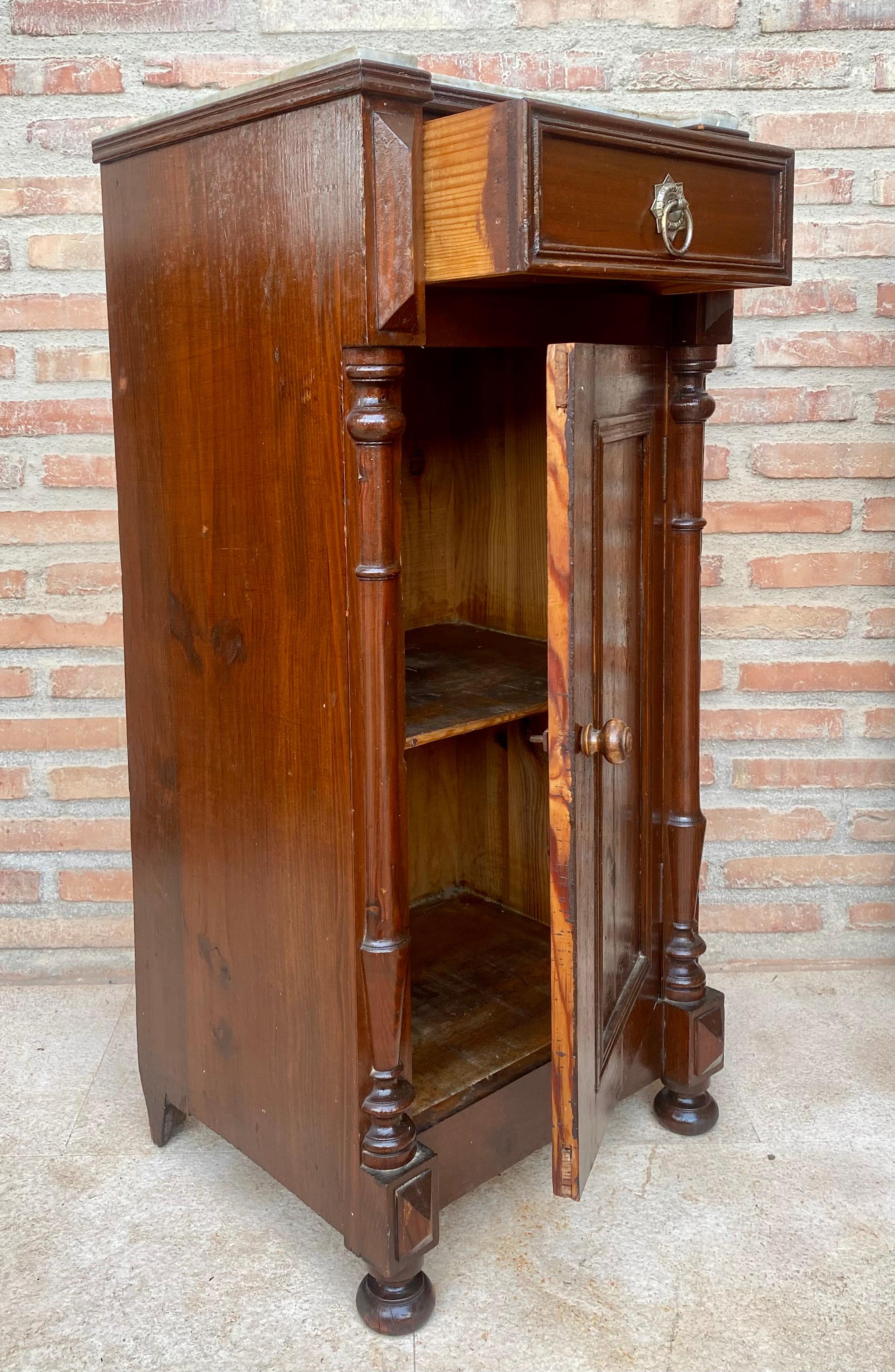 Antike Louis XVI.-Nachttische mit weißen Marmorplatten, 1890er Jahre, 2er-Set, Set (19. Jahrhundert) im Angebot