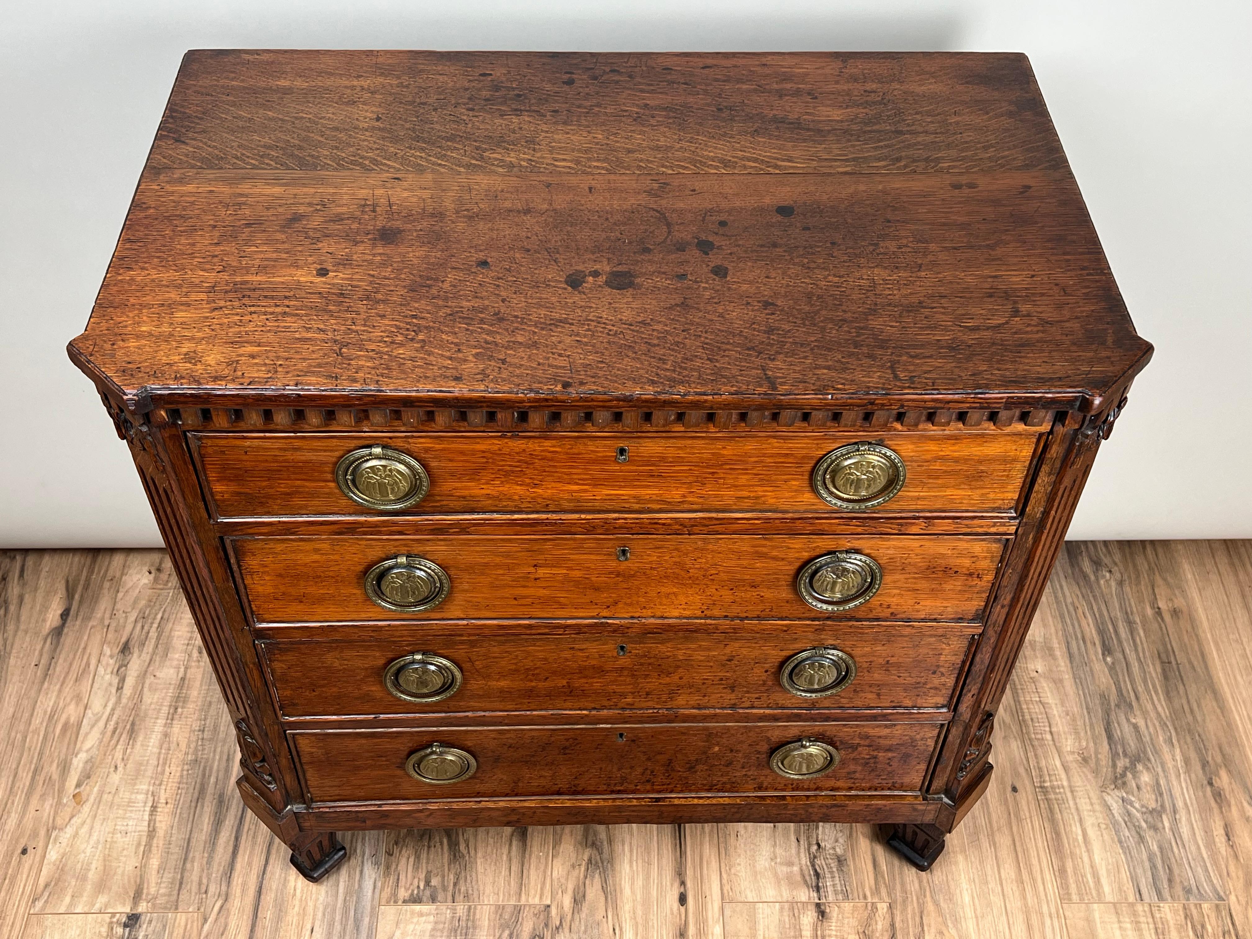 Arcón de soltero antiguo Luis XVI de roble c. Finales del siglo XVIII en venta 6