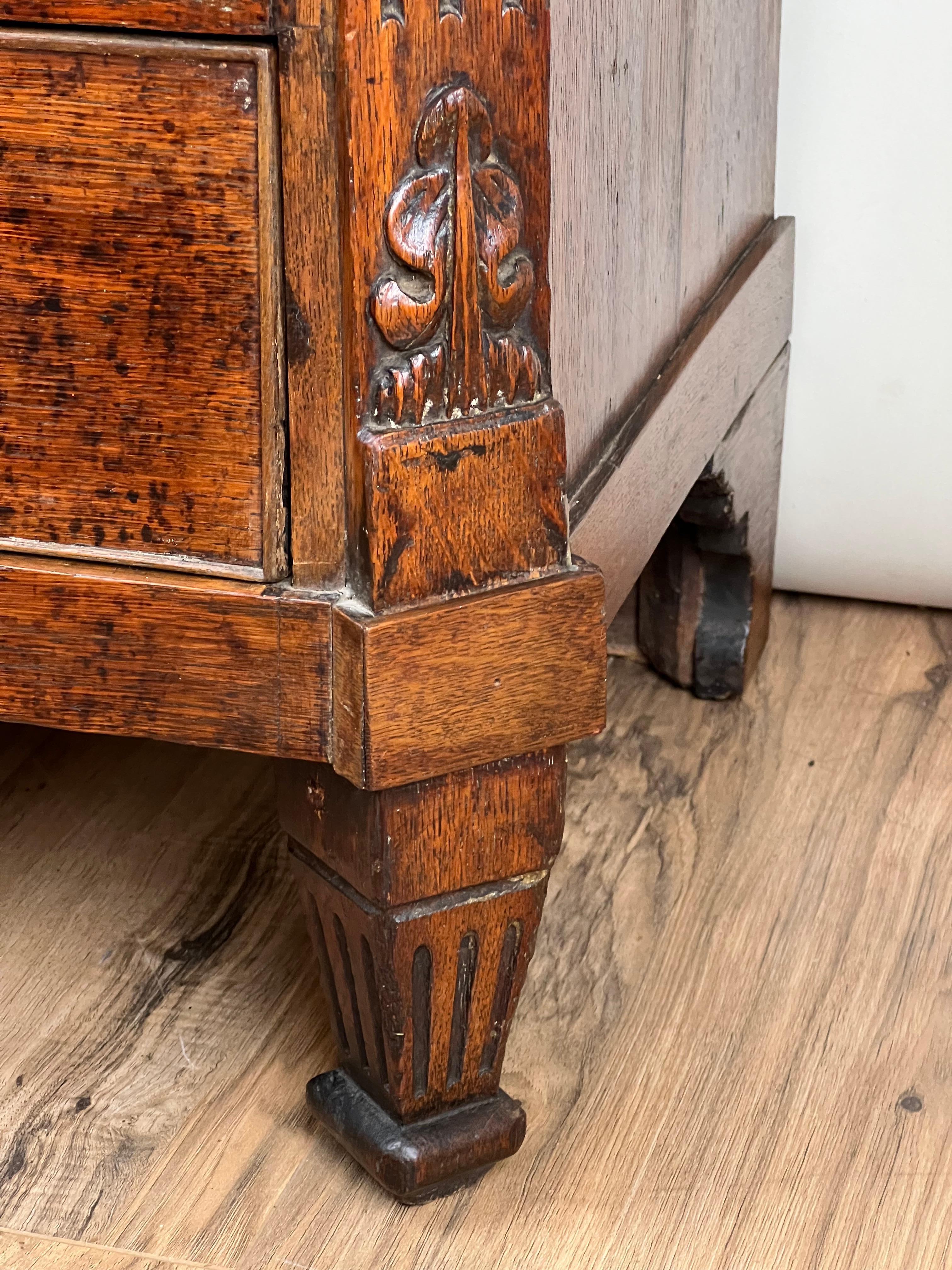 Arcón de soltero antiguo Luis XVI de roble c. Finales del siglo XVIII en venta 3