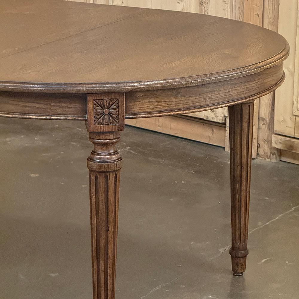 Ancienne table de salle à manger ovale Louis XVI avec feuille en vente 4