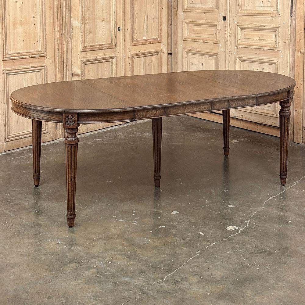 La table de salle à manger ovale Louis XVI antique avec sa feuille fera une excellente addition à toute salle à manger !  Le style néoclassique sur mesure garantit sa compatibilité avec la plupart des décors, en particulier avec l'aspect visuel