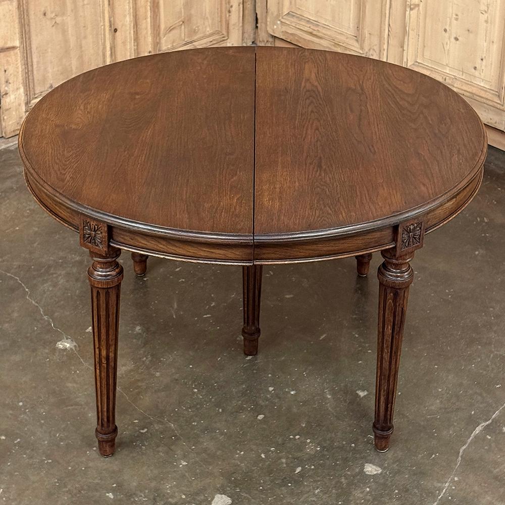 Fait main Ancienne table de salle à manger ovale Louis XVI avec feuille en vente