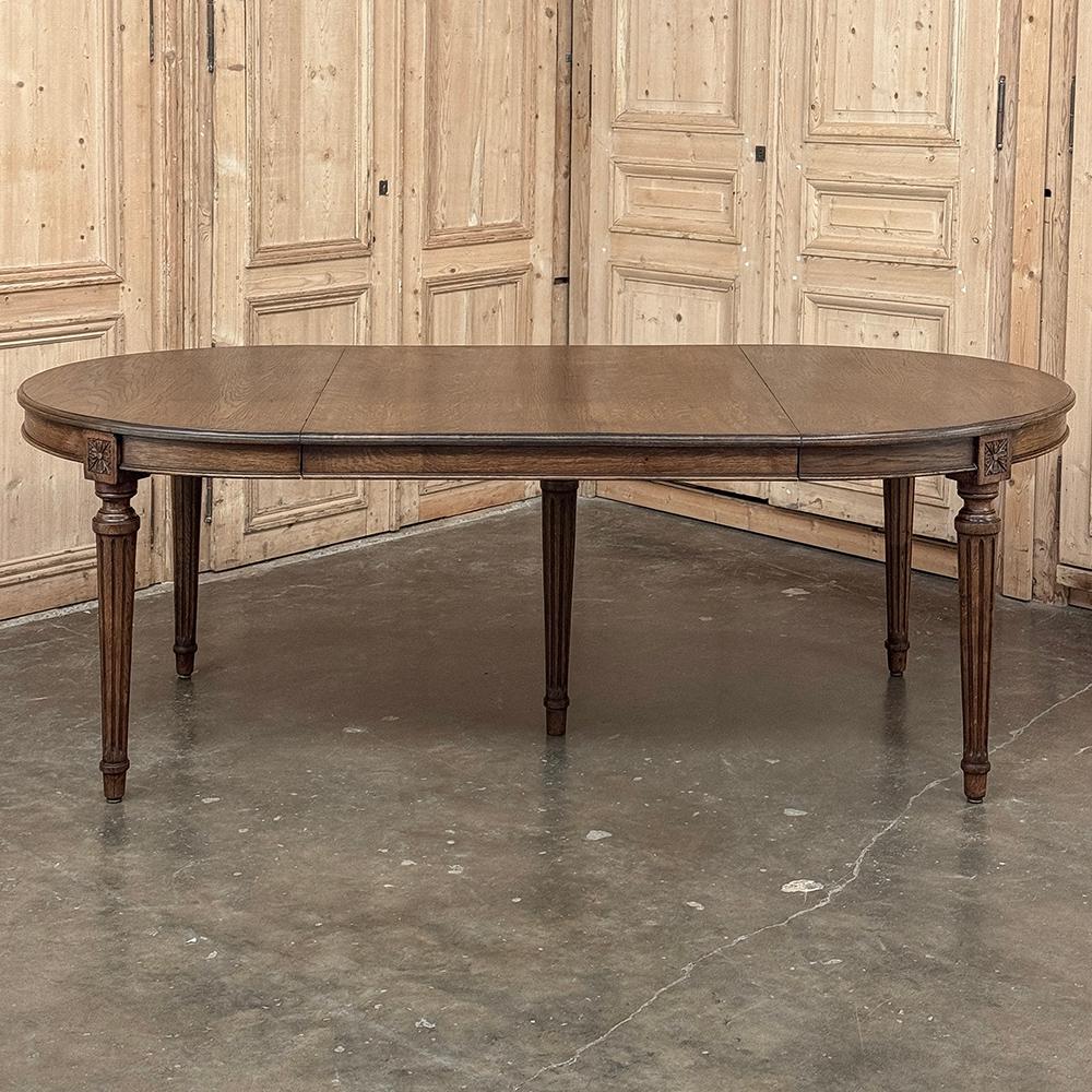 Ancienne table de salle à manger ovale Louis XVI avec feuille Bon état - En vente à Dallas, TX