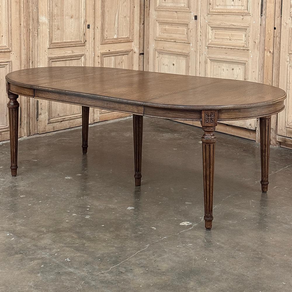 20ième siècle Ancienne table de salle à manger ovale Louis XVI avec feuille en vente