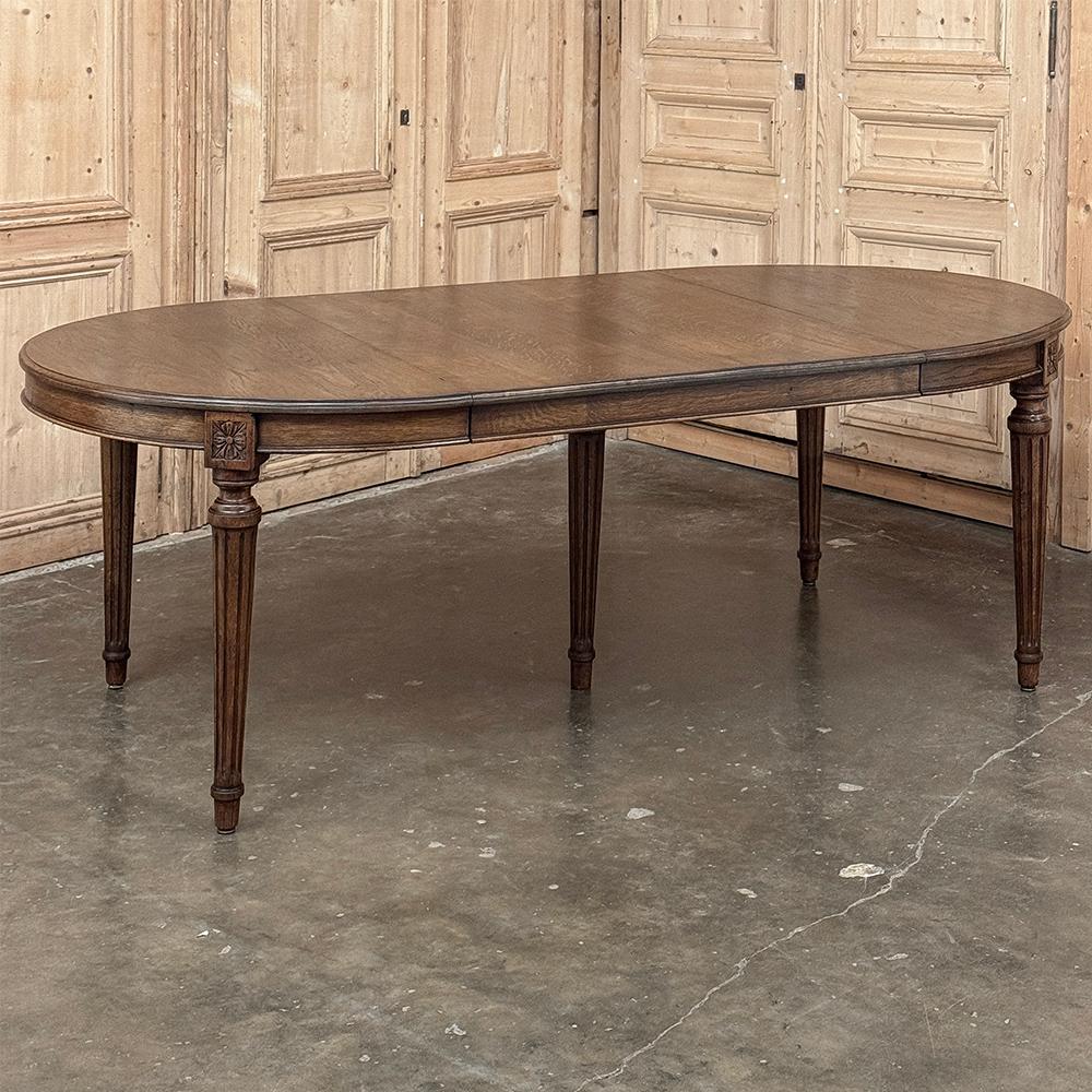 Chêne Ancienne table de salle à manger ovale Louis XVI avec feuille en vente