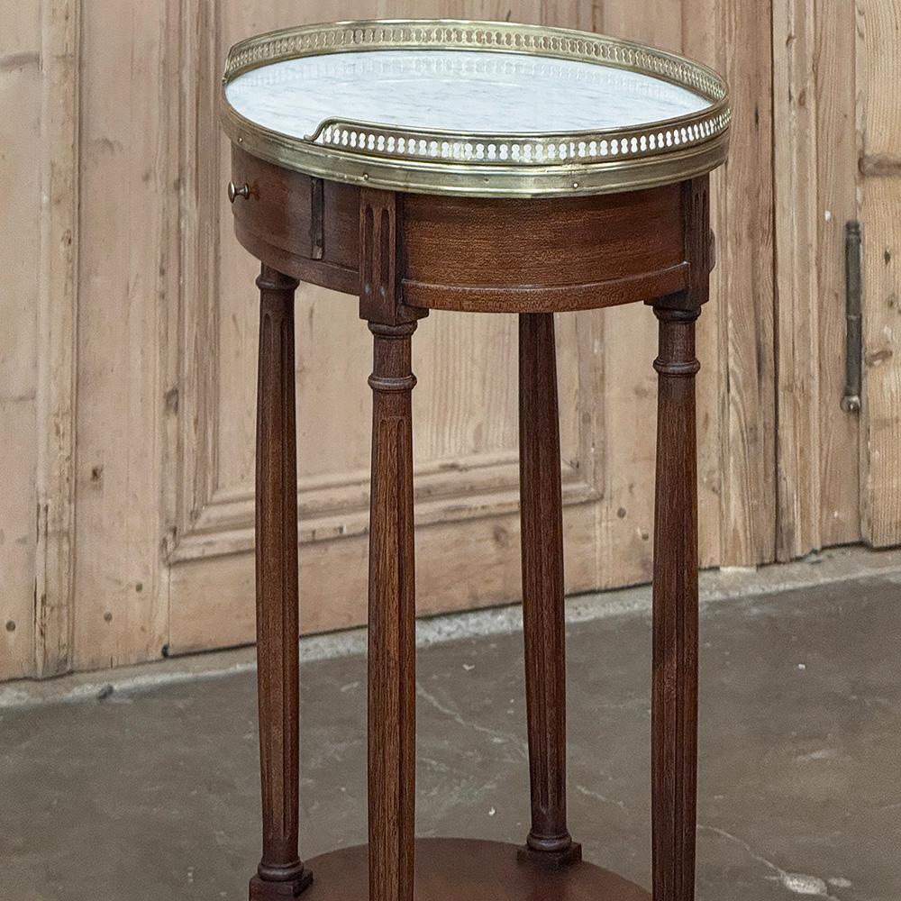 Mesa auxiliar ovalada antigua Luis XVI ~ Mesa lámpara con mármol de Carrara en venta 3