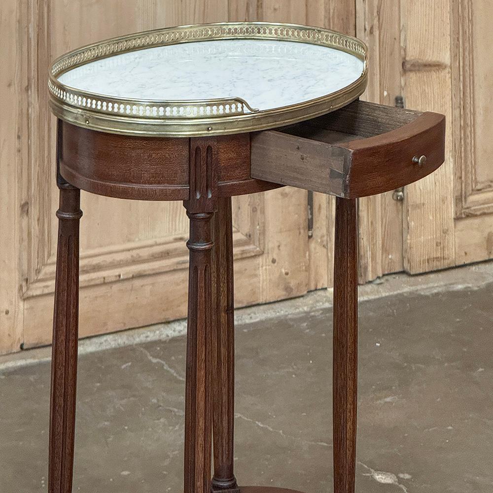 Mesa auxiliar ovalada antigua Luis XVI ~ Mesa lámpara con mármol de Carrara en venta 4