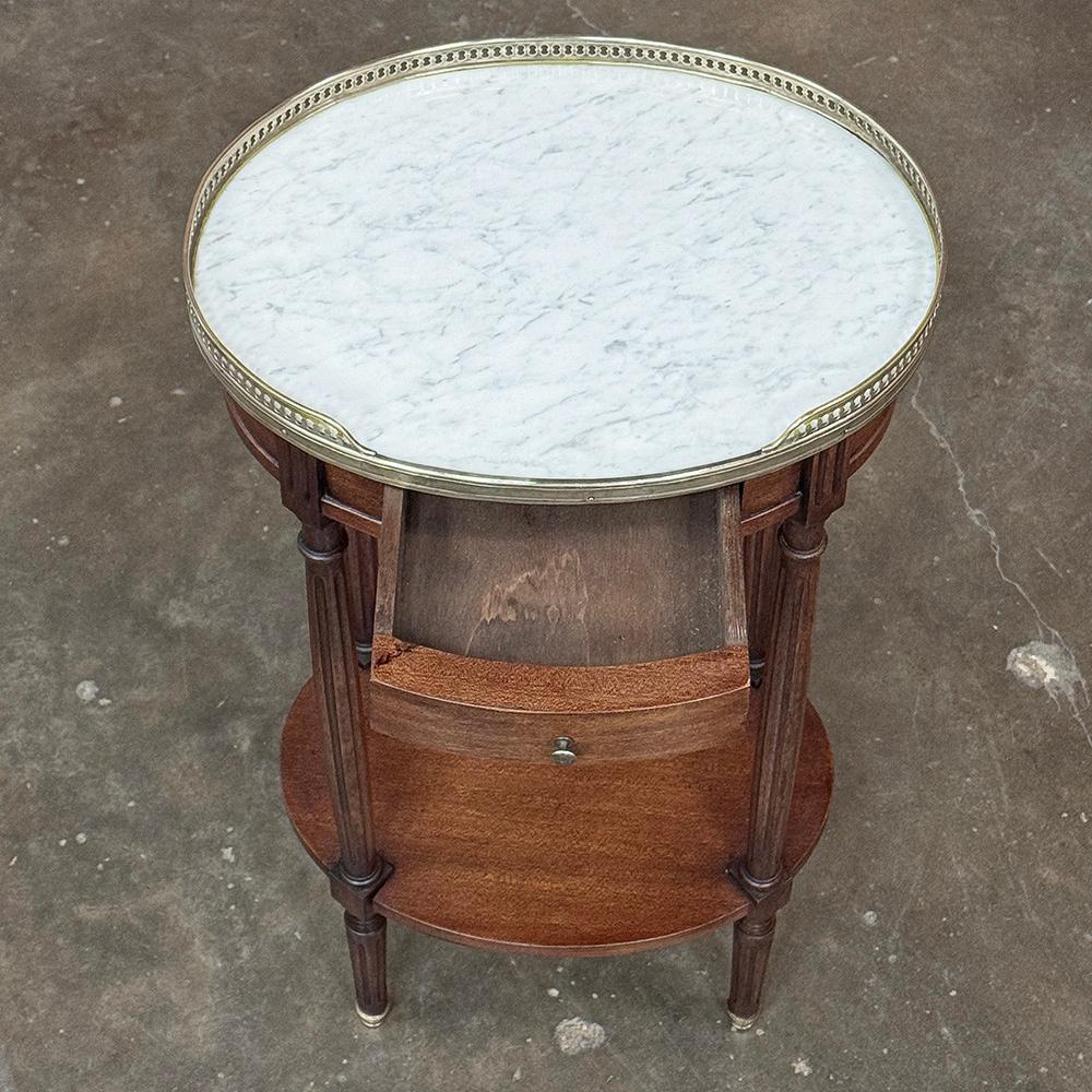 Mesa auxiliar ovalada antigua Luis XVI ~ Mesa lámpara con mármol de Carrara en venta 5