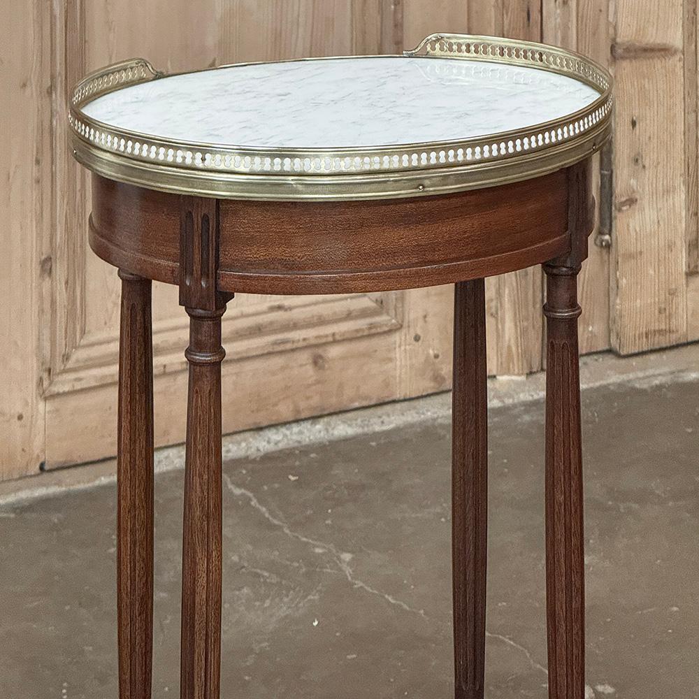 Mesa auxiliar ovalada antigua Luis XVI ~ Mesa lámpara con mármol de Carrara en venta 8