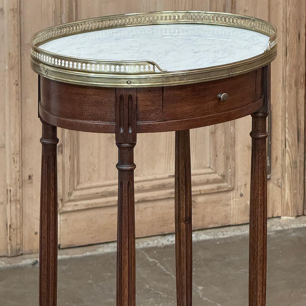 Mesa auxiliar ovalada antigua Luis XVI ~ Mesa lámpara con mármol de Carrara en Bueno estado para la venta en Dallas, TX