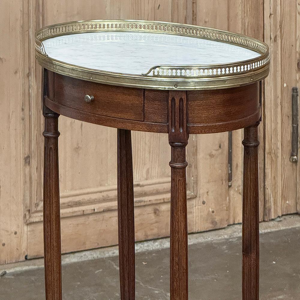 Mesa auxiliar ovalada antigua Luis XVI ~ Mesa lámpara con mármol de Carrara Latón en venta