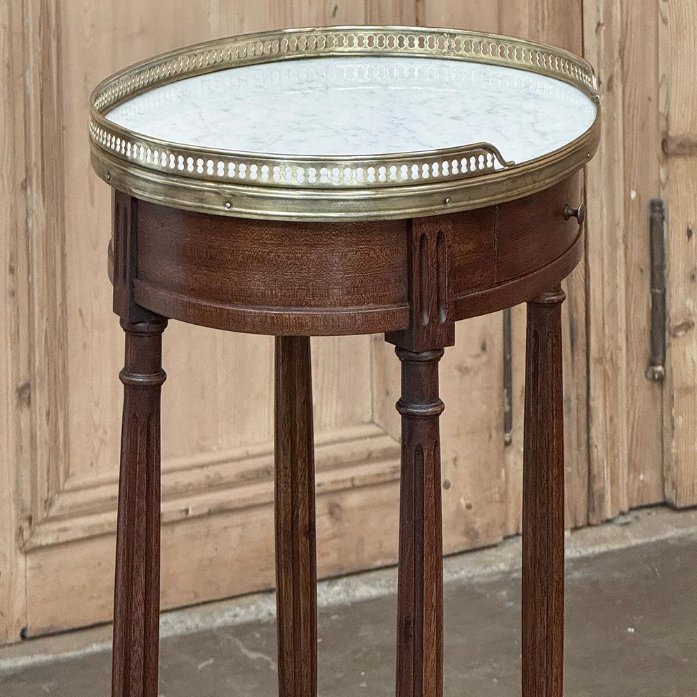 Mesa auxiliar ovalada antigua Luis XVI ~ Mesa lámpara con mármol de Carrara en venta 2