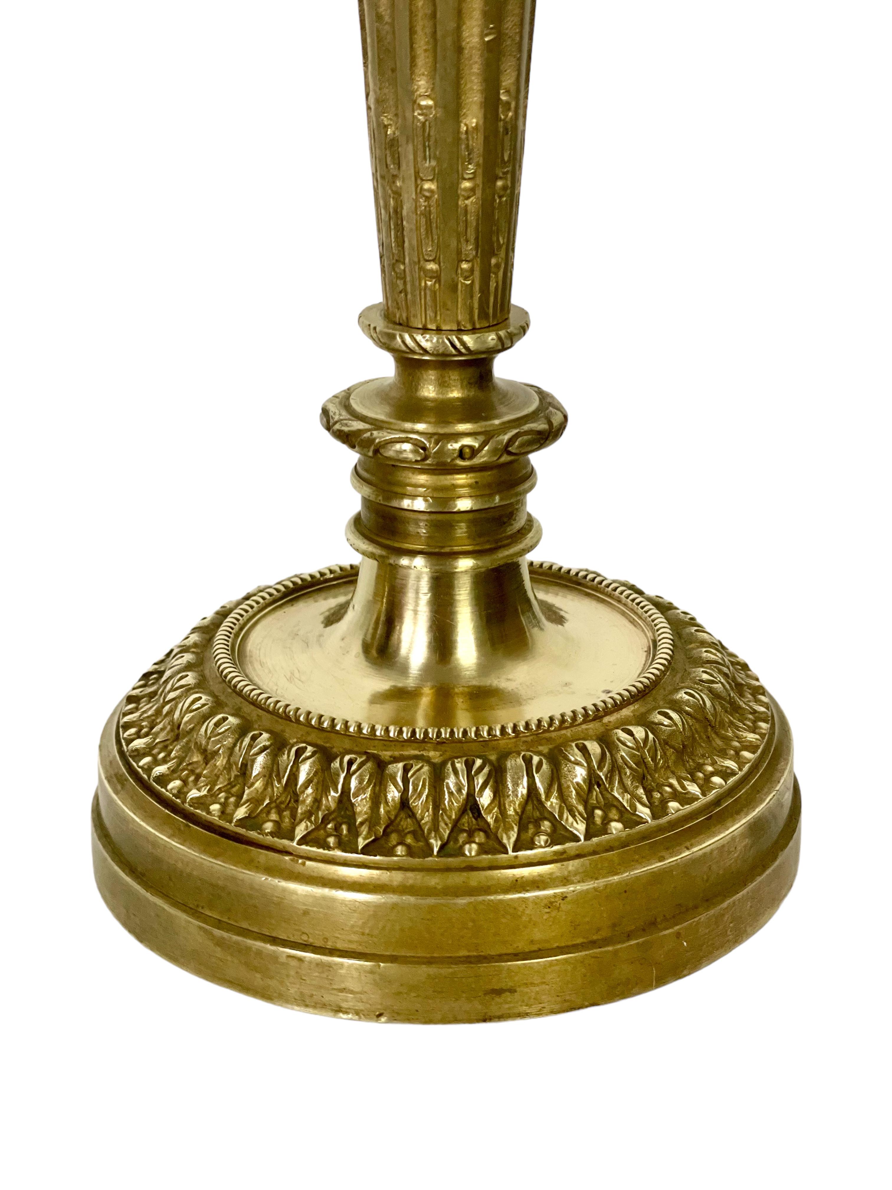 Paire d'élégants chandeliers Louis XVI anciens en bronze doré en vente 3