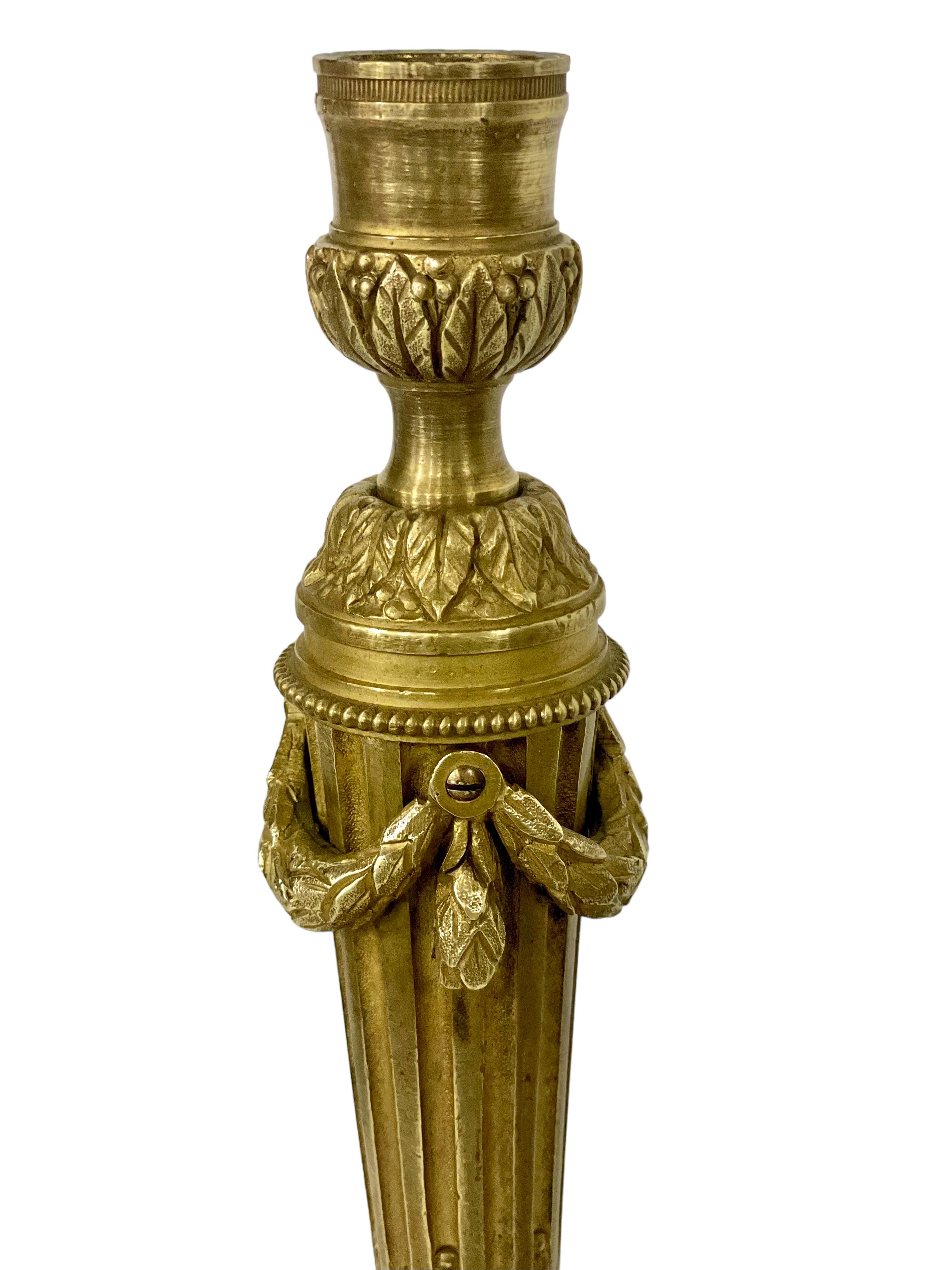 Paire d'élégants chandeliers Louis XVI anciens en bronze doré en vente 4