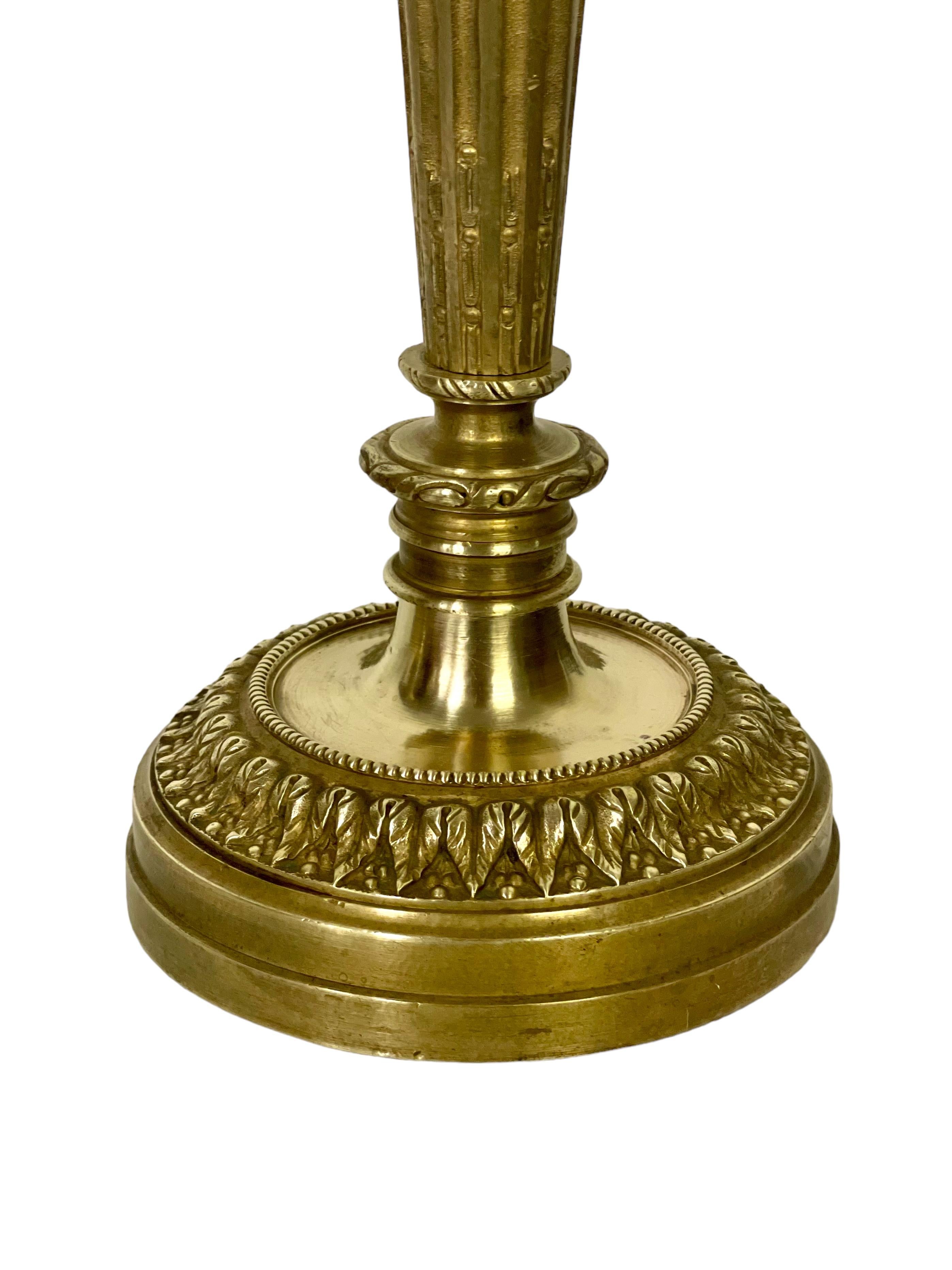 Paire d'élégants chandeliers Louis XVI anciens en bronze doré en vente 5
