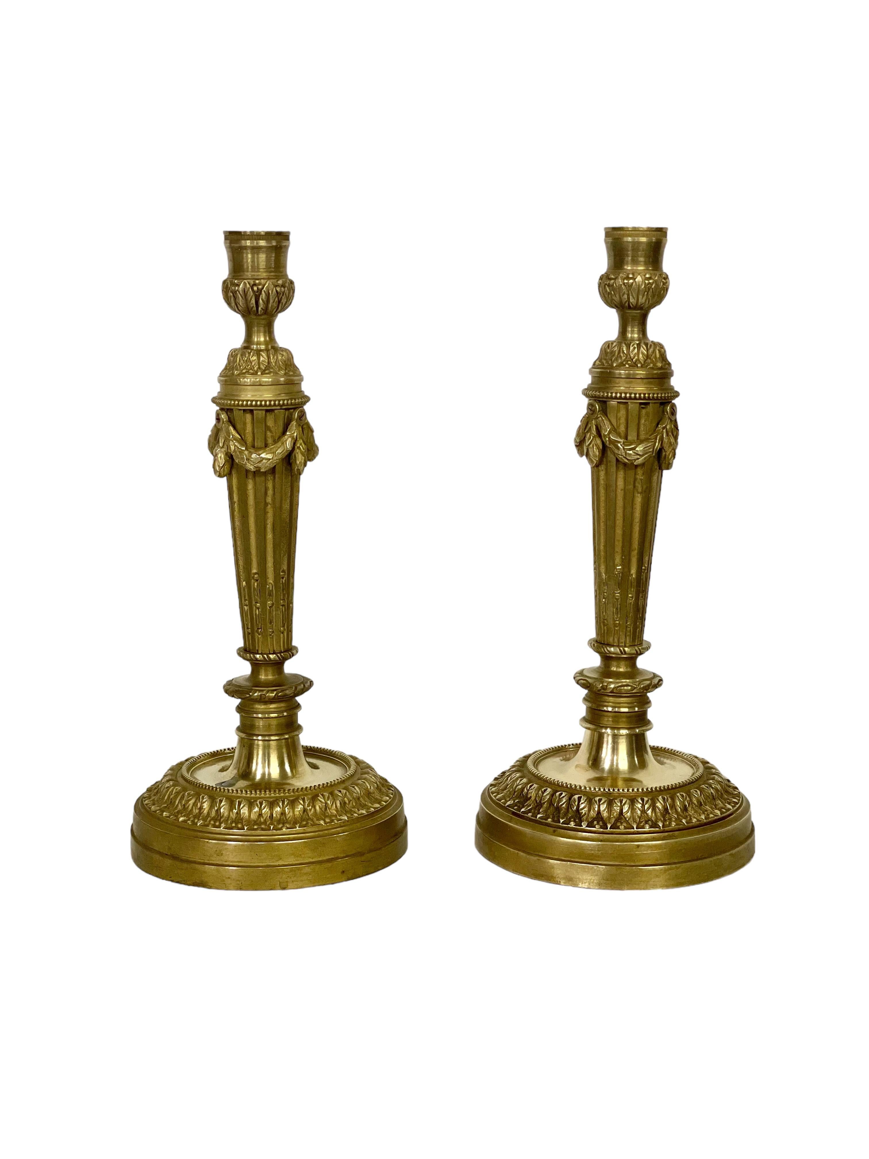 Paire d'élégants chandeliers Louis XVI anciens en bronze doré en vente 7