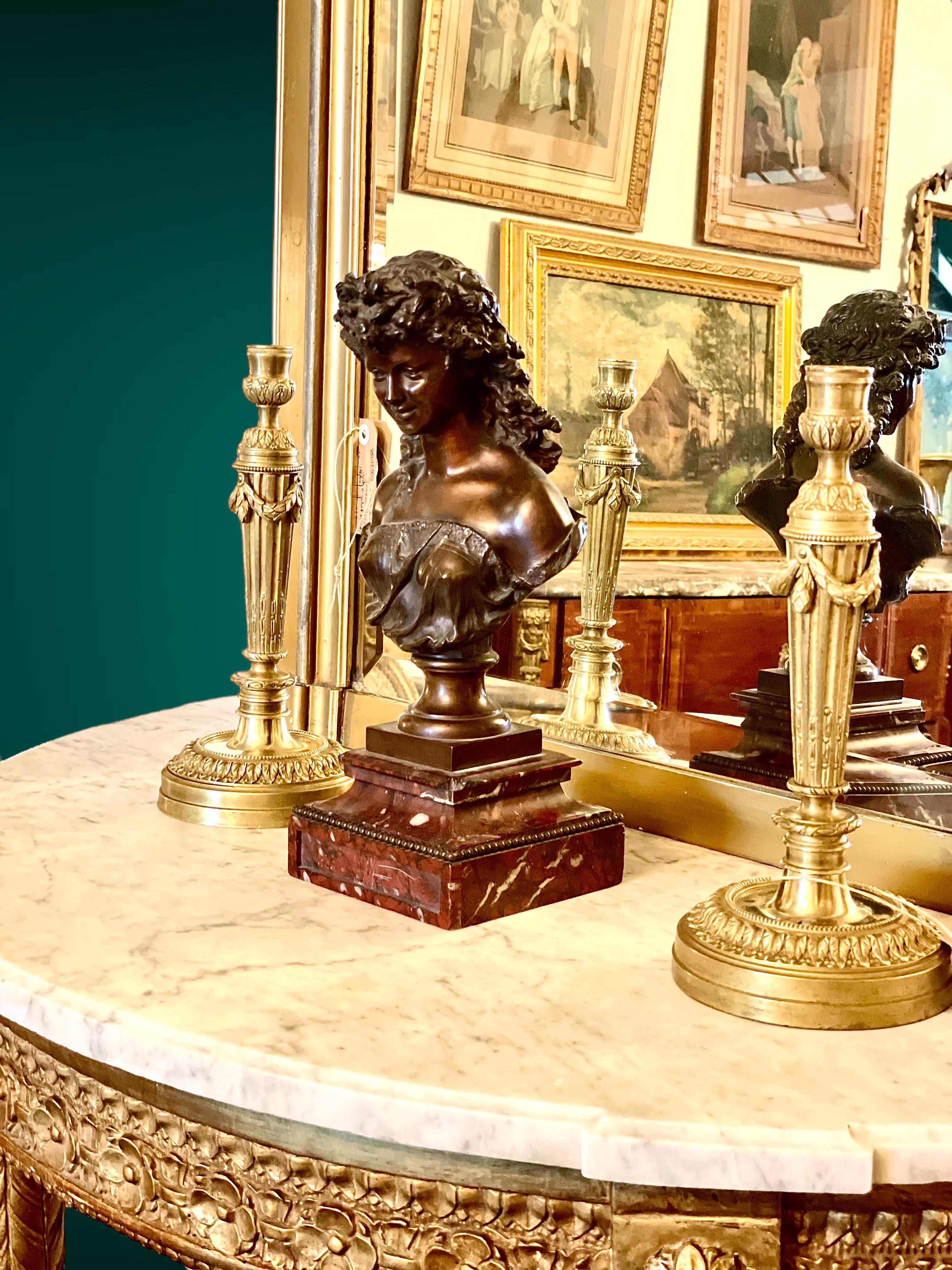 Paire d'élégants chandeliers Louis XVI anciens en bronze doré en vente 8
