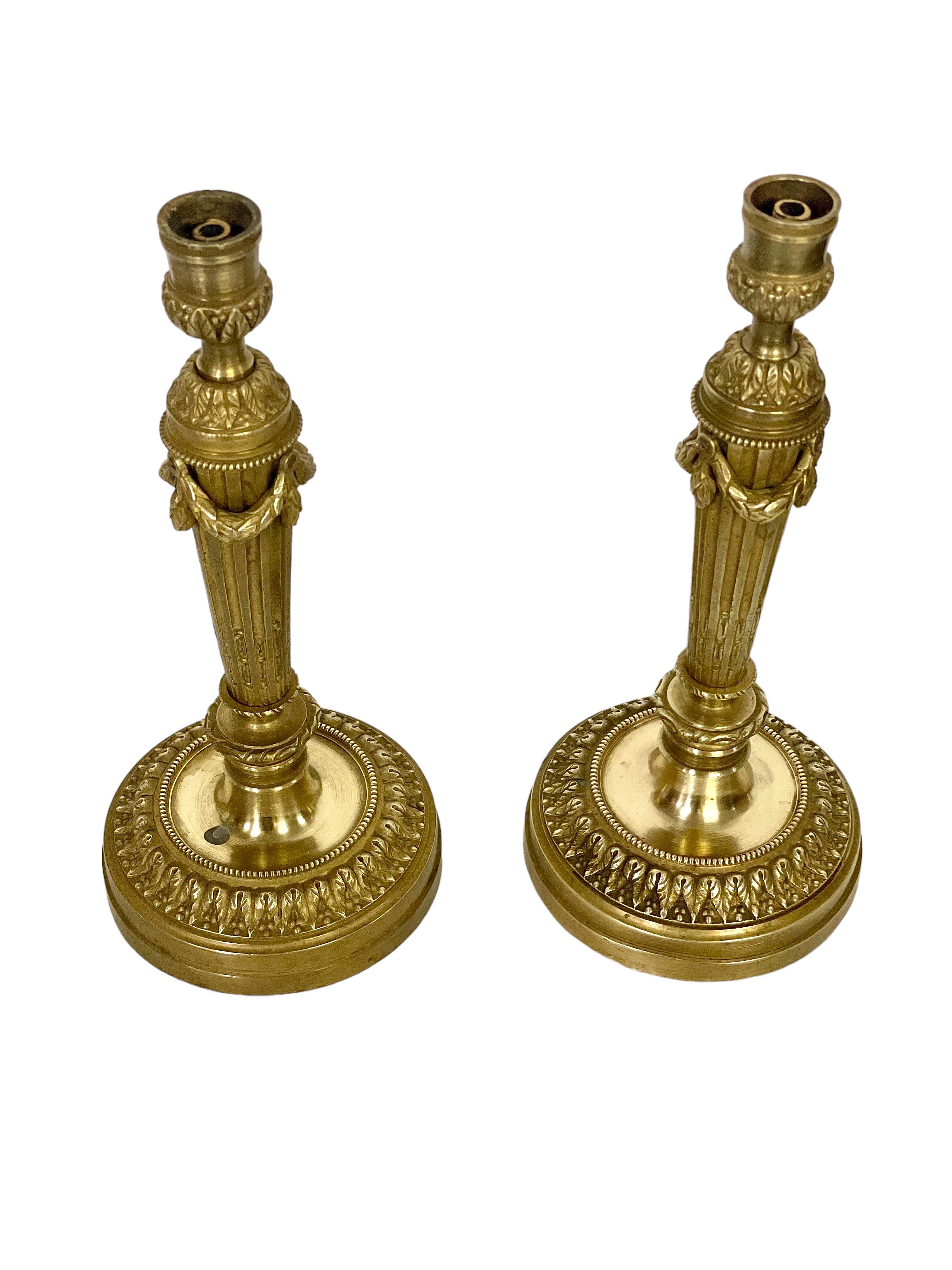 Antique Louis XVI Pair of Elegant Gilt Bronze Candlesticks In Good Condition For Sale In LA CIOTAT, FR