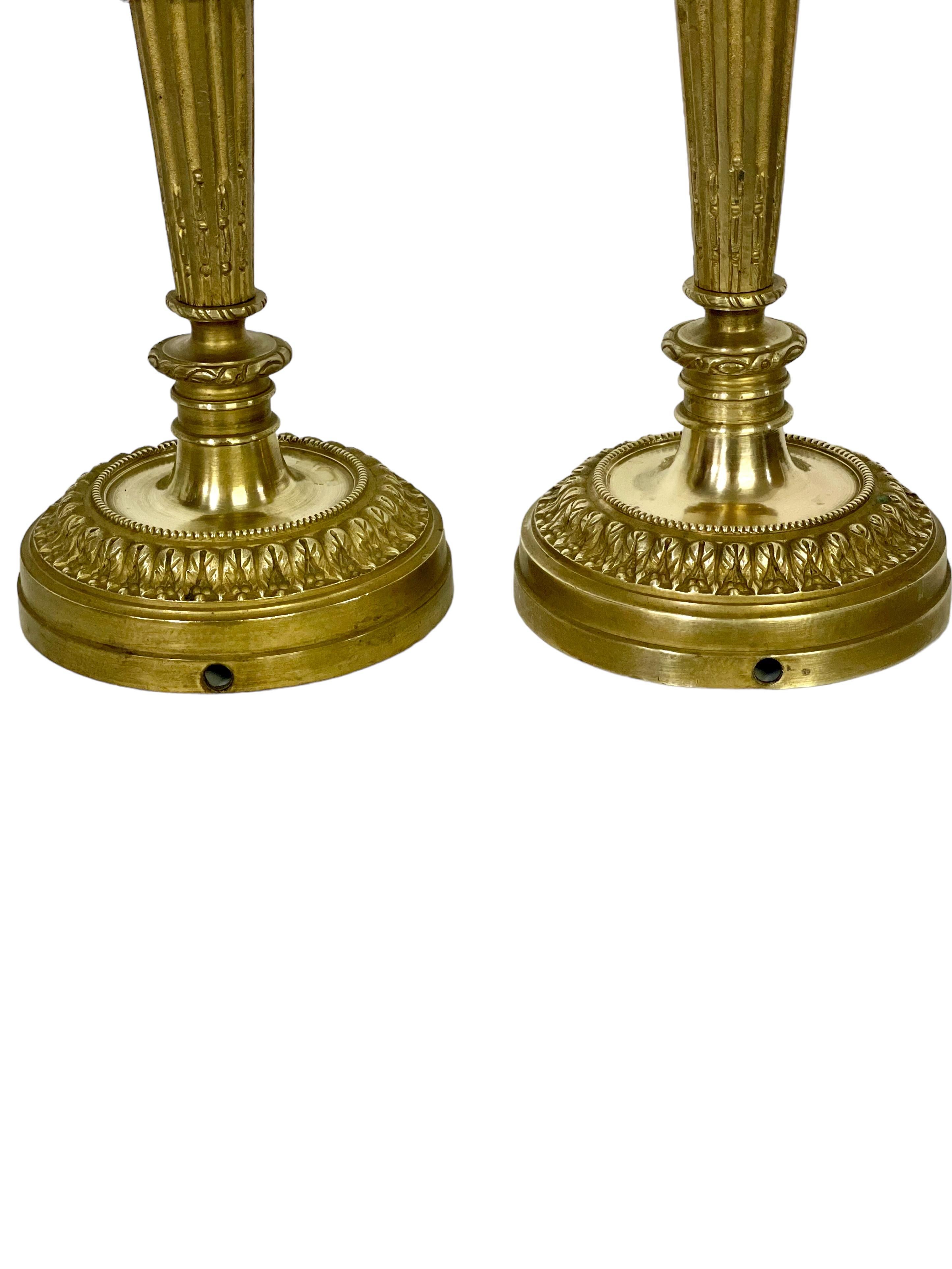 Paire d'élégants chandeliers Louis XVI anciens en bronze doré Bon état - En vente à LA CIOTAT, FR