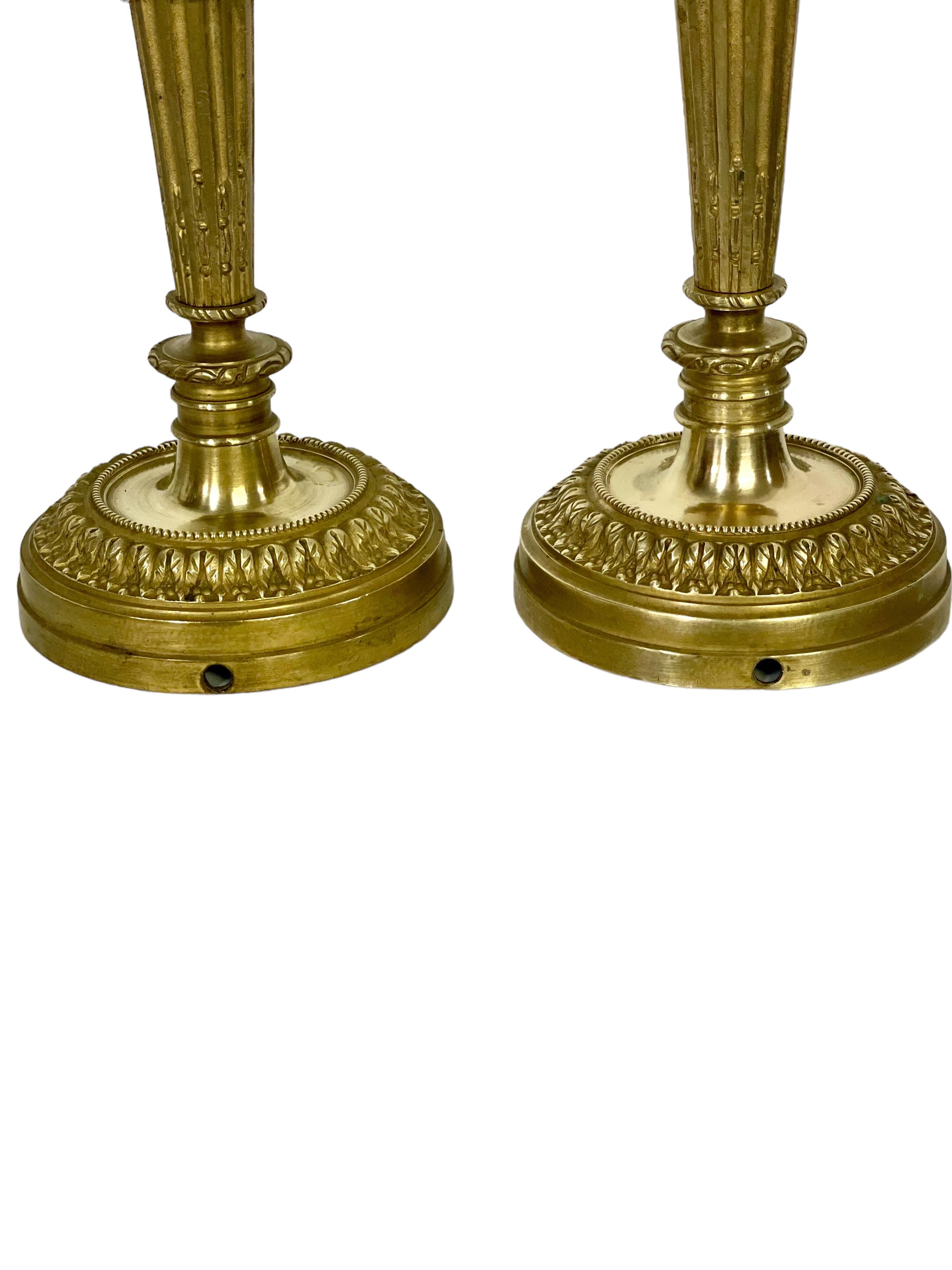 Pareja de candeleros neoclásicos de bronce dorado en Bueno estado para la venta en LA CIOTAT, FR