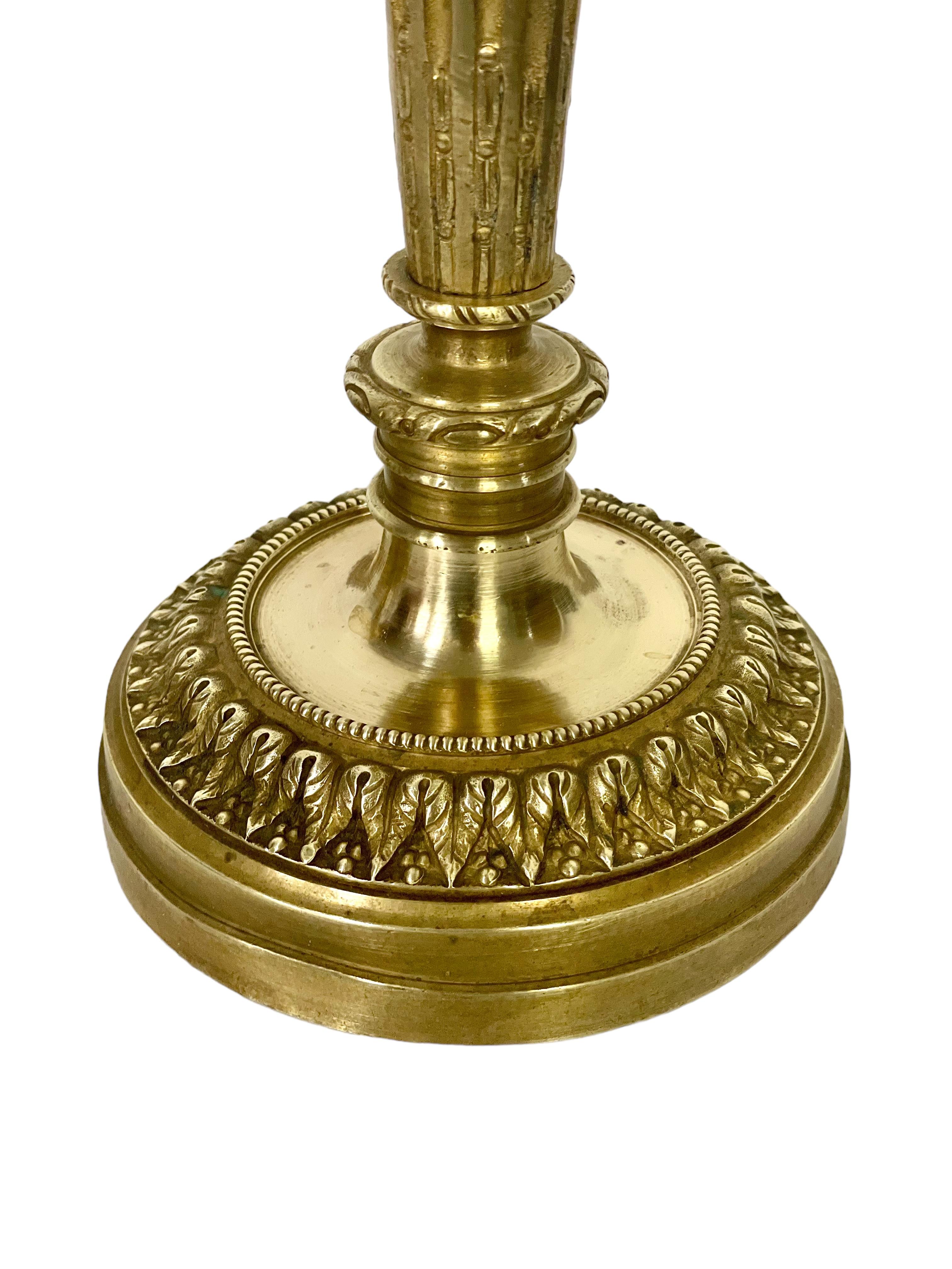 XIXe siècle Paire d'élégants chandeliers Louis XVI anciens en bronze doré en vente