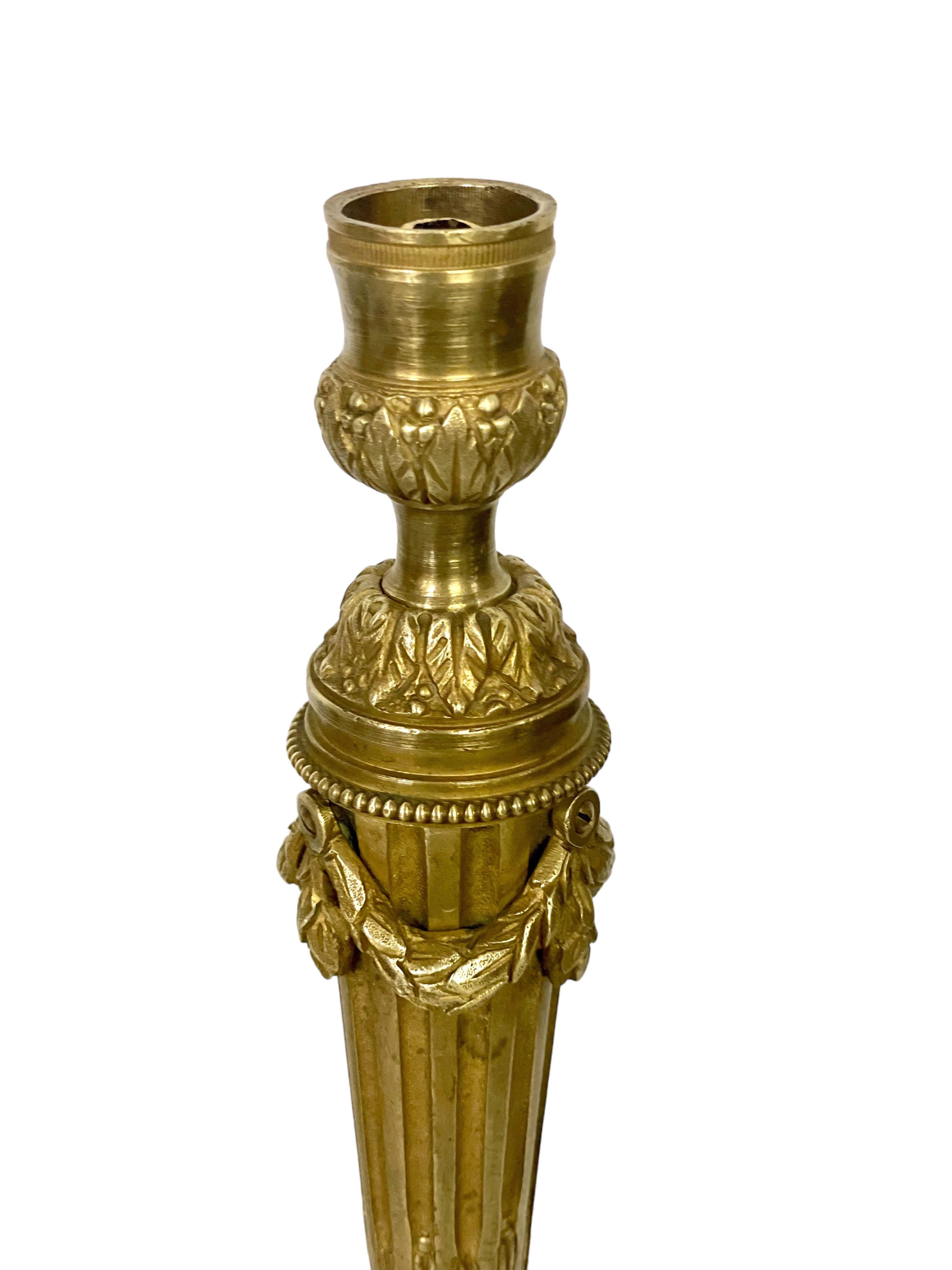 Bronze Paire d'élégants chandeliers Louis XVI anciens en bronze doré en vente
