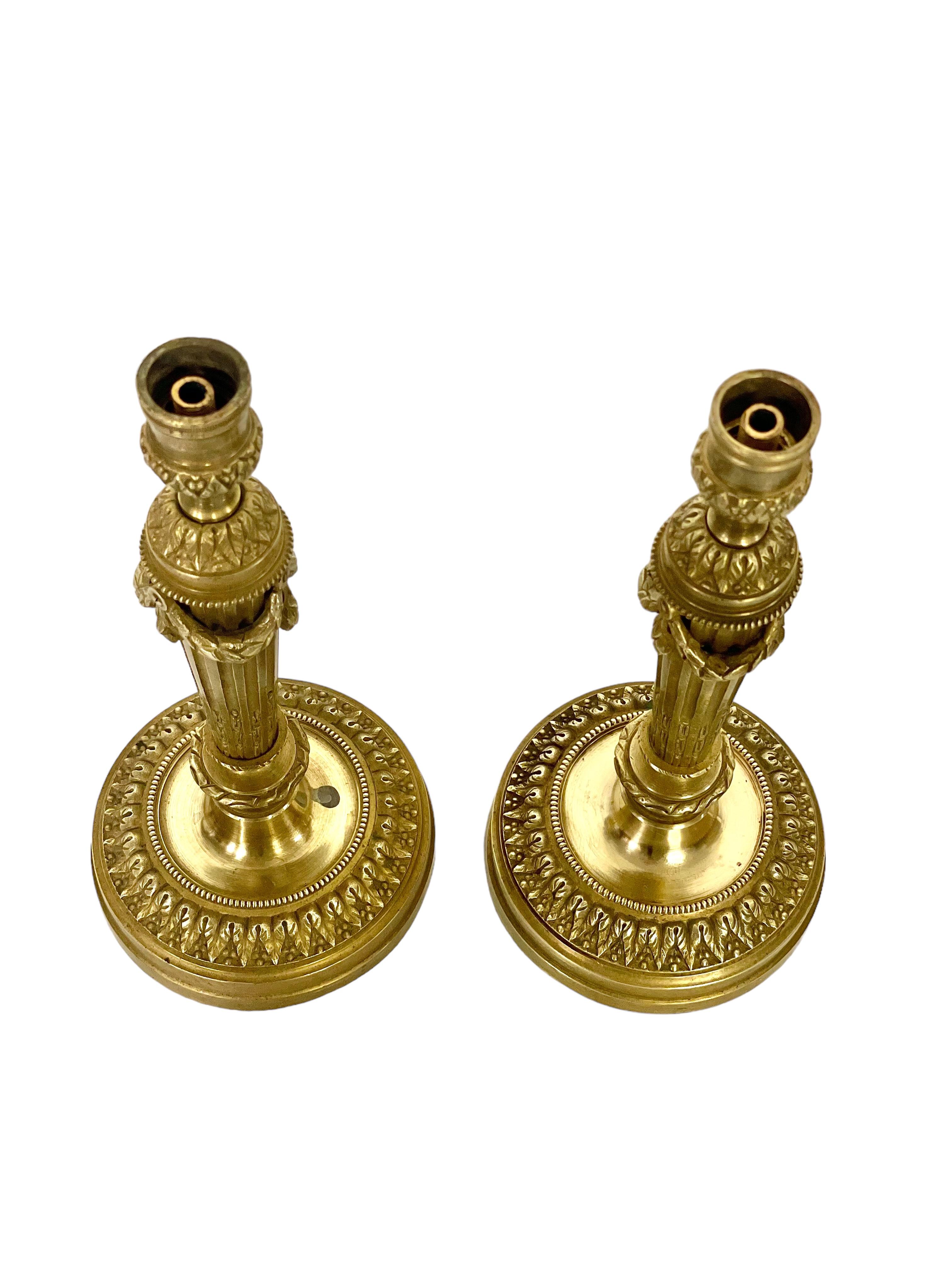 Pareja de candeleros neoclásicos de bronce dorado en venta 1