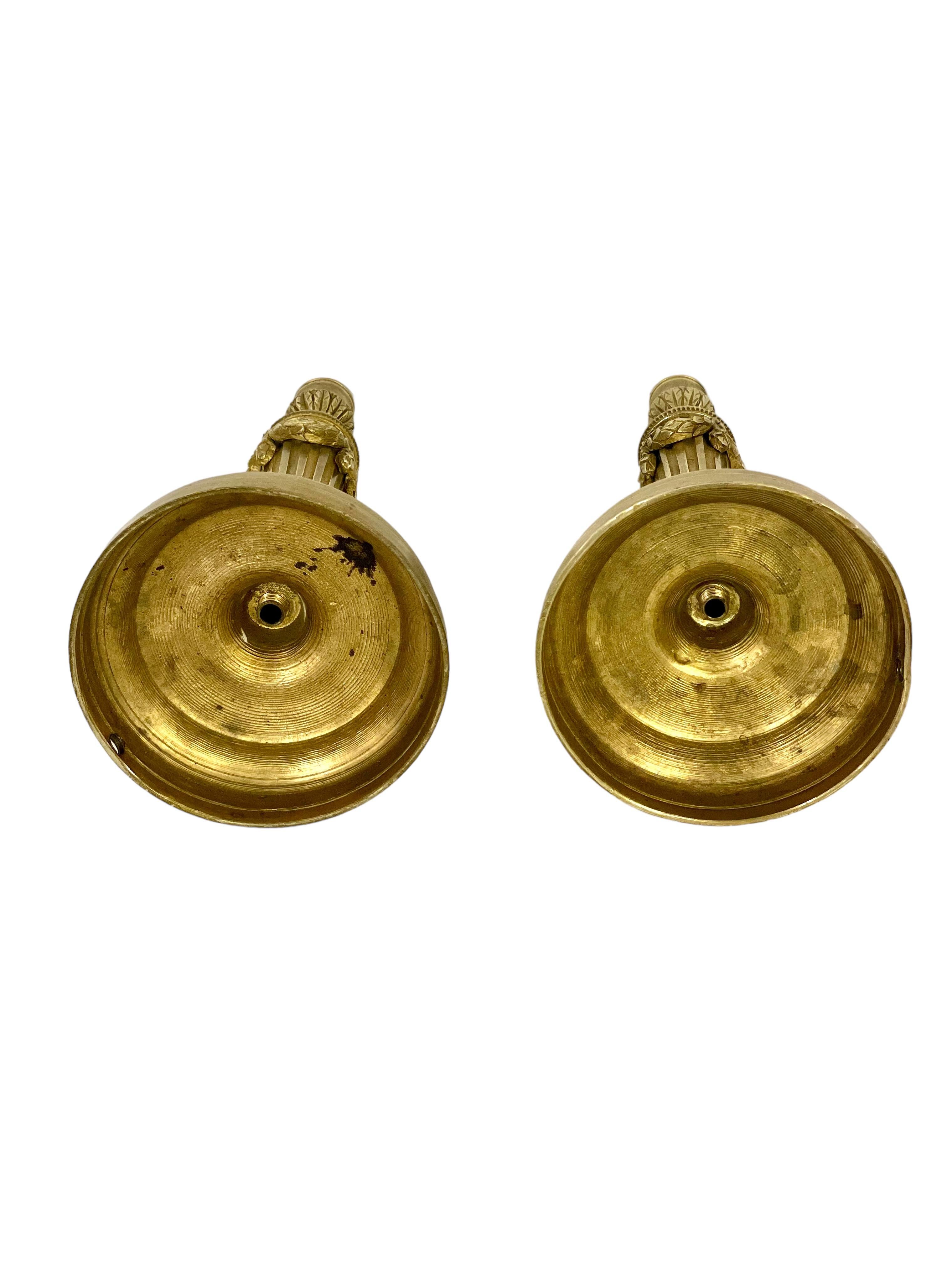 Paire d'élégants chandeliers Louis XVI anciens en bronze doré en vente 2