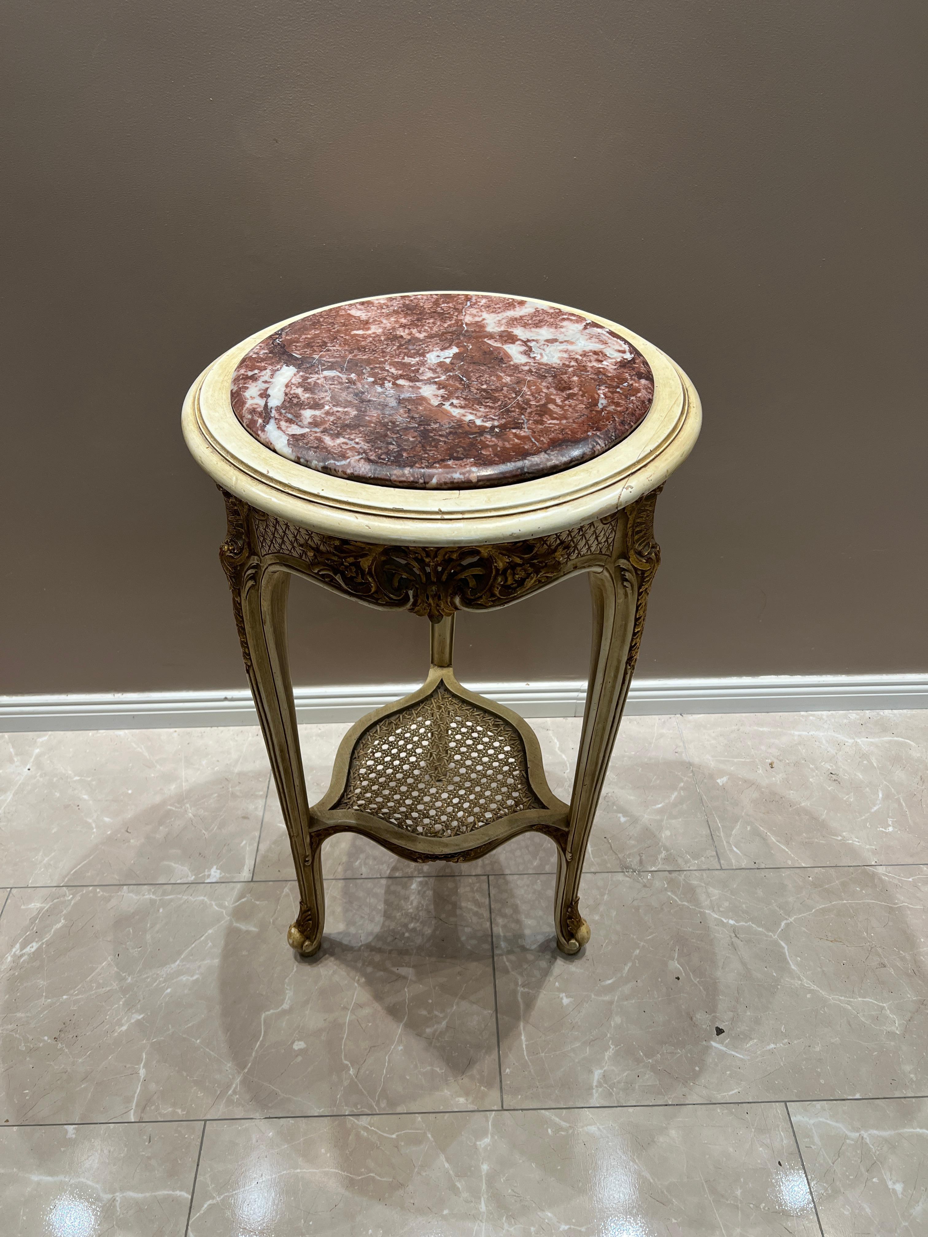 Antique Louis XVI-Style Side Table – Marble Top, Hand-Carved Wood

For sale is an elegant Louis XVI-style side table featuring a luxurious marble top and intricate wood carvings. This exquisite piece showcases fine craftsmanship and timeless design,