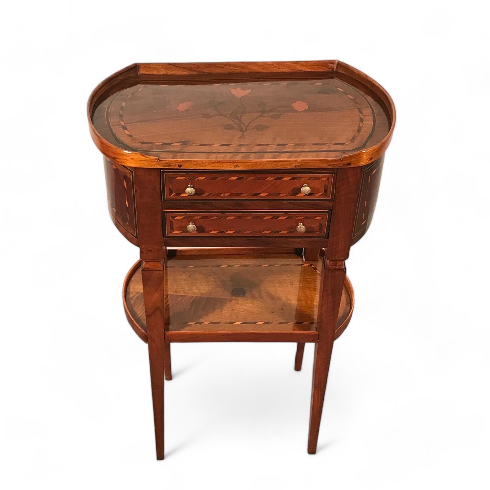 Remontez le temps avec cette captivante petite table d'appoint Louis XVI, fabriquée avec amour vers les années 1780-90. Chaque facette de cette pièce raconte une histoire d'élégance intemporelle et de savoir-faire inégalé. Reposant sur quatre pieds