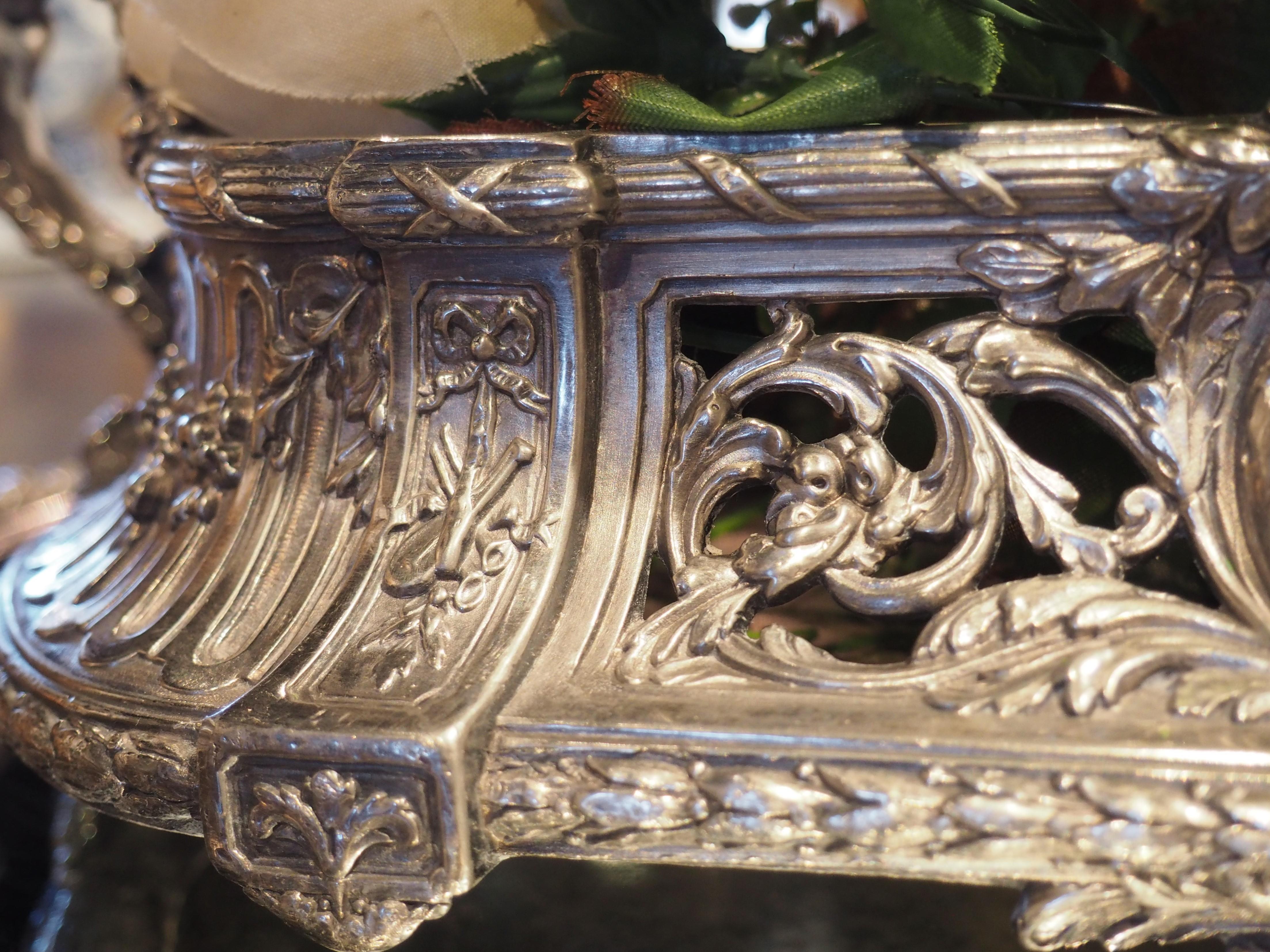 Ancienne table Surtout de table Louis XVI en bronze argenté avec jardinière, vers 1890 2