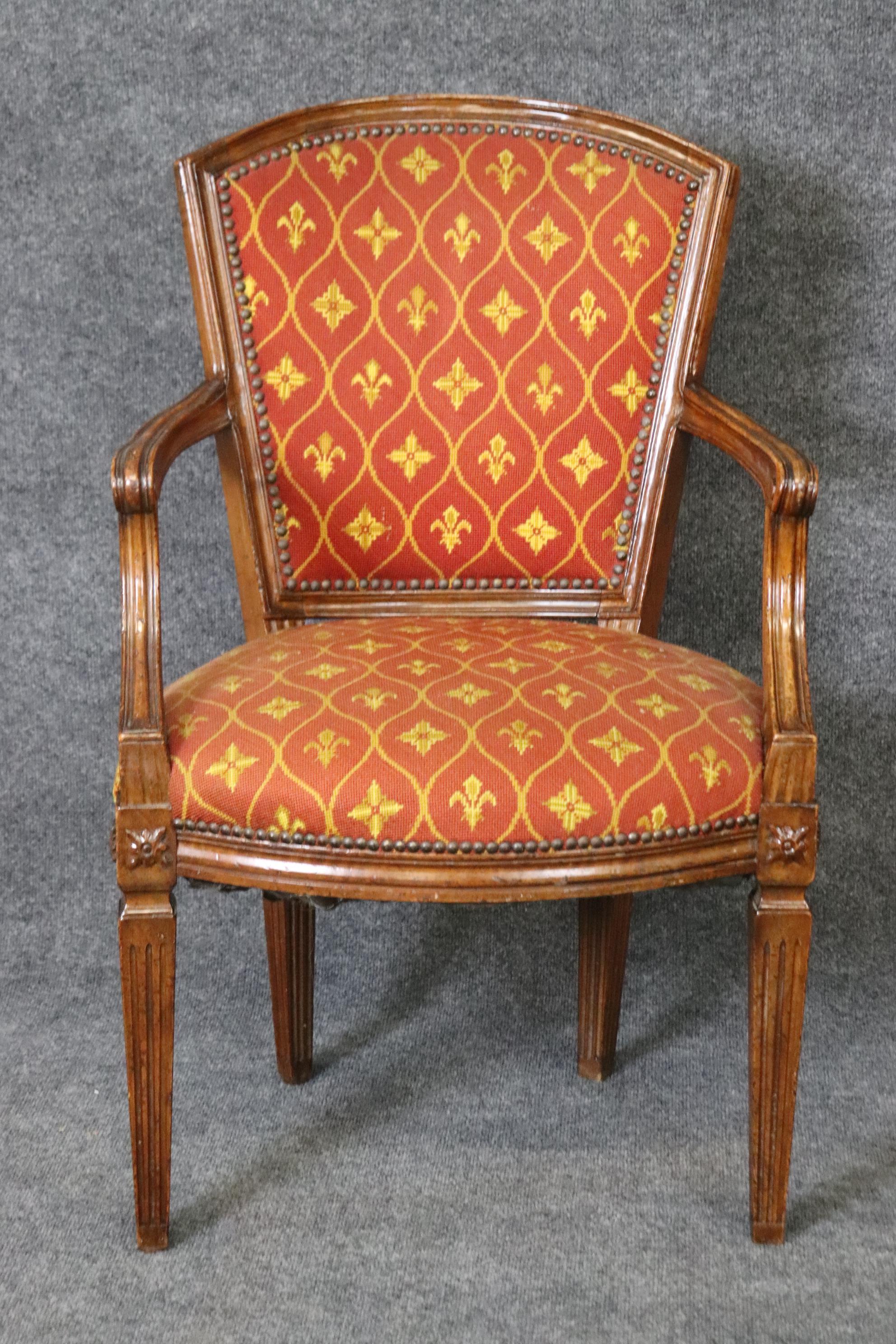 Abmessungen: Höhe: 37 1/4in Breite: 24 1/4in Tiefe: 26in Sitzhöhe: 18 1/4in 

Dieser schöne antike italienische Sessel aus dem 18. oder frühen 19. Jahrhundert im Stil Louis XVI aus geschnitztem Nussbaum ist von höchster Qualität! Der Stuhl ist in