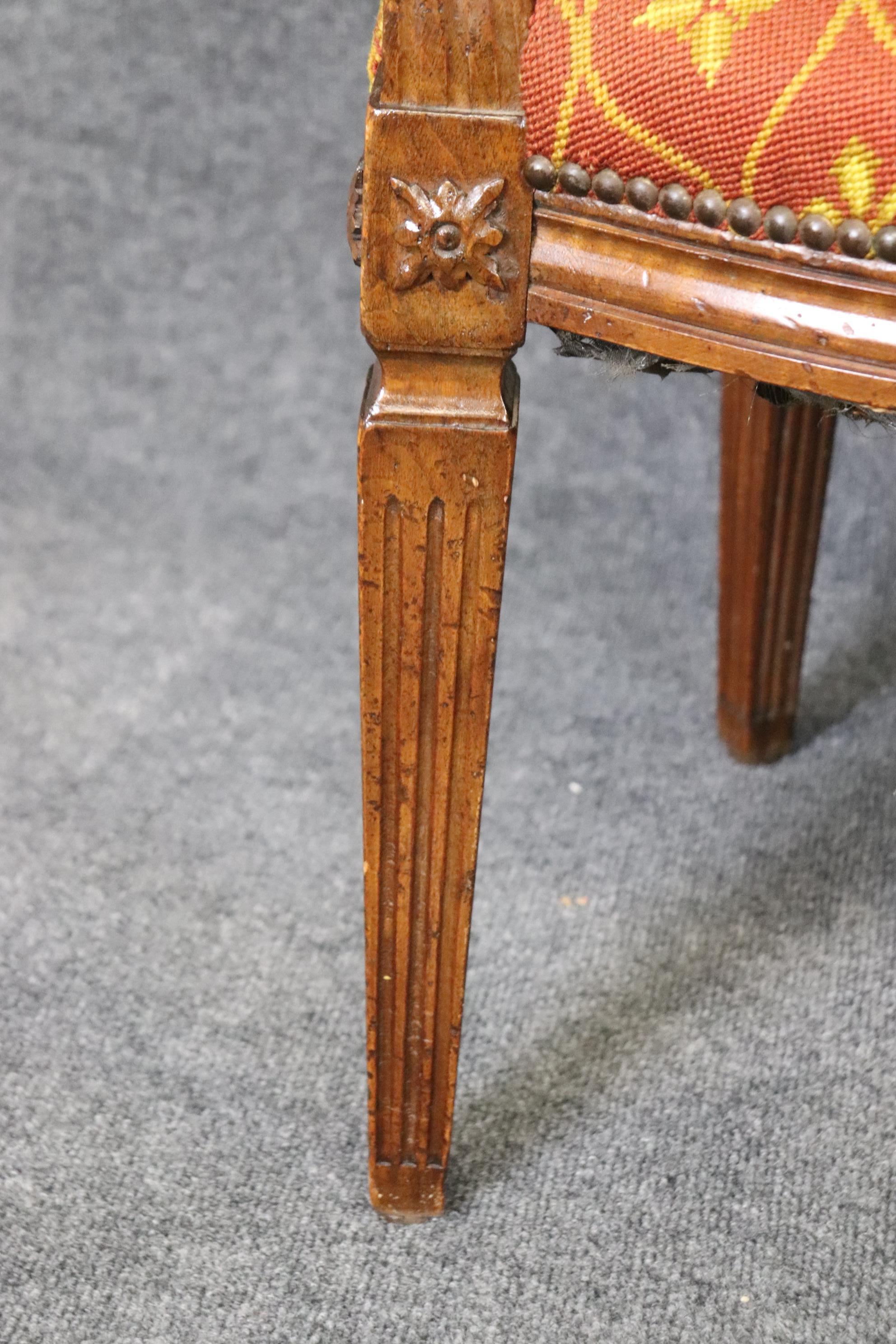 Antiker Sessel im Louis-XVI.-Stil, signiert, hergestellt in Italien im Zustand „Gut“ im Angebot in Swedesboro, NJ