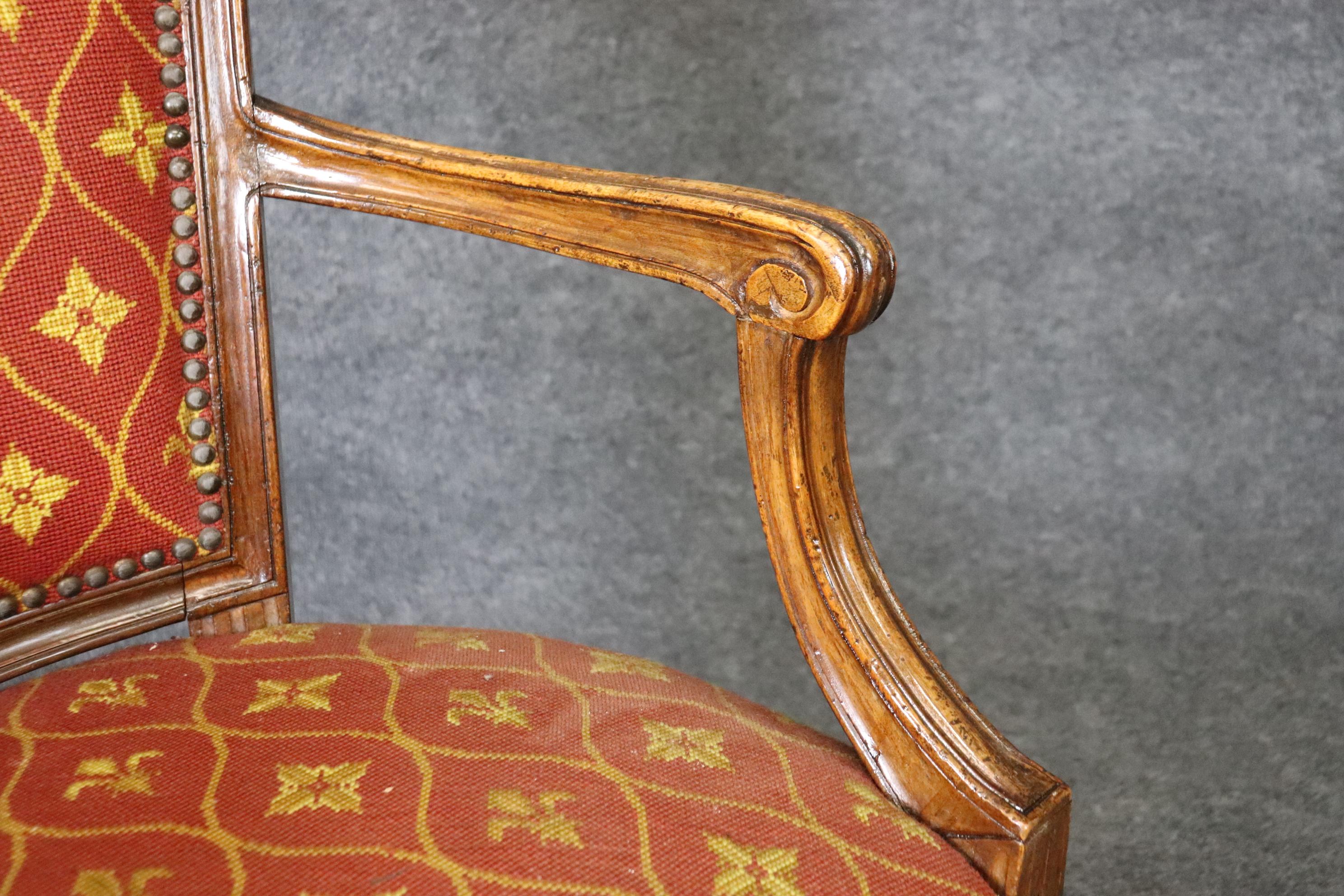 Antiker Sessel im Louis-XVI.-Stil, signiert, hergestellt in Italien (Polster) im Angebot