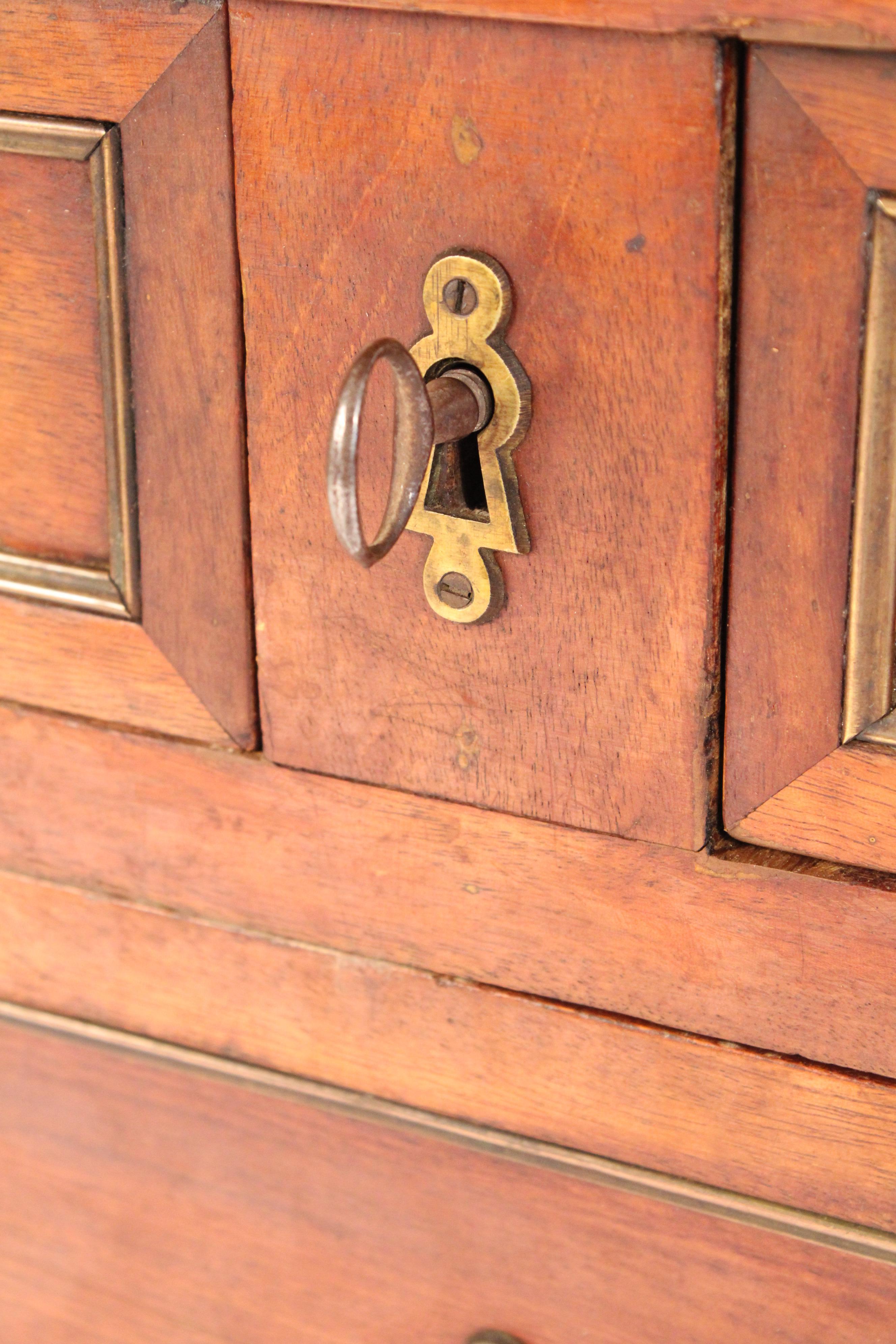 Antico cassettone in mogano con montatura in ottone in stile Luigi XVI in vendita 5