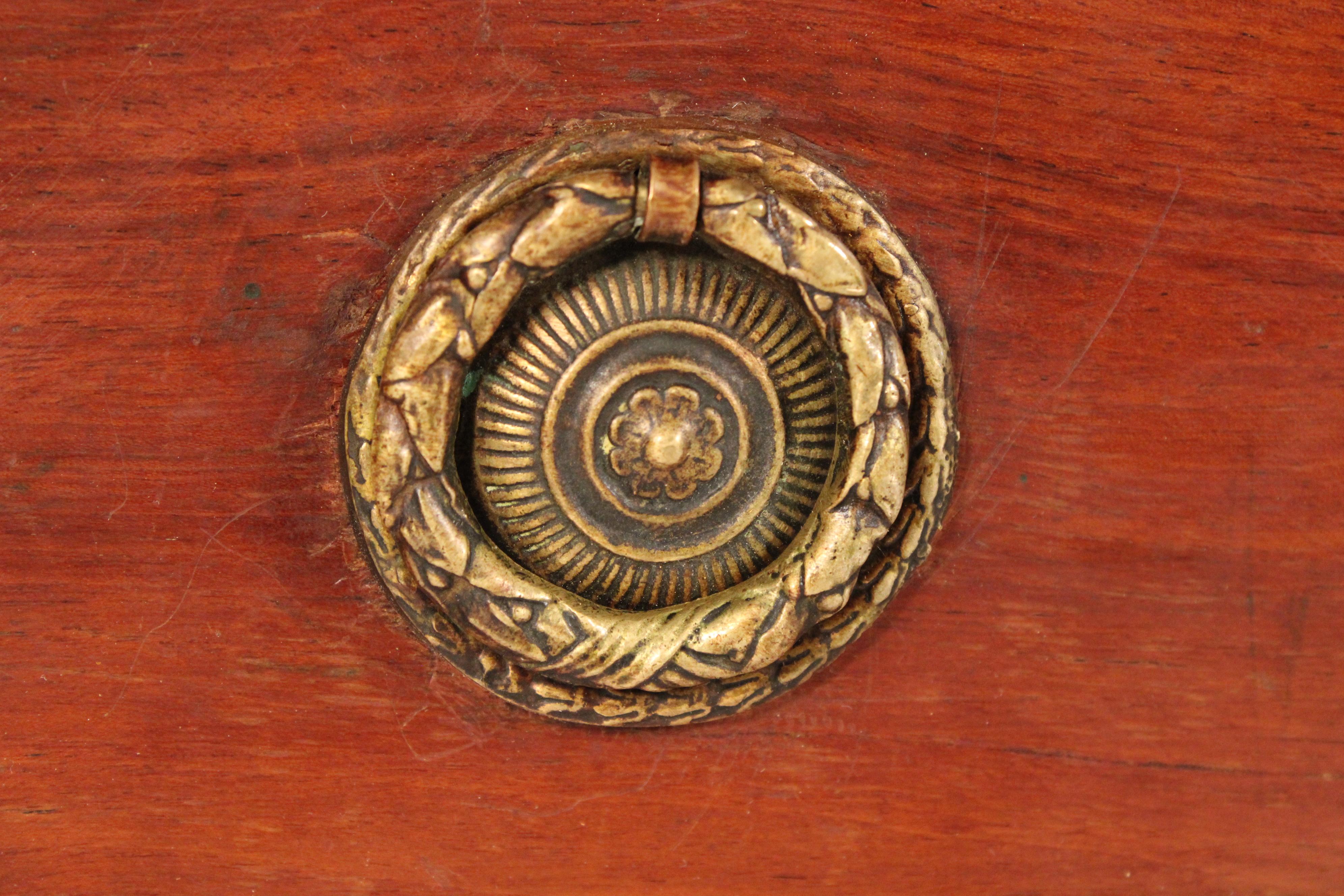 Antico cassettone in mogano con montatura in ottone in stile Luigi XVI in vendita 6