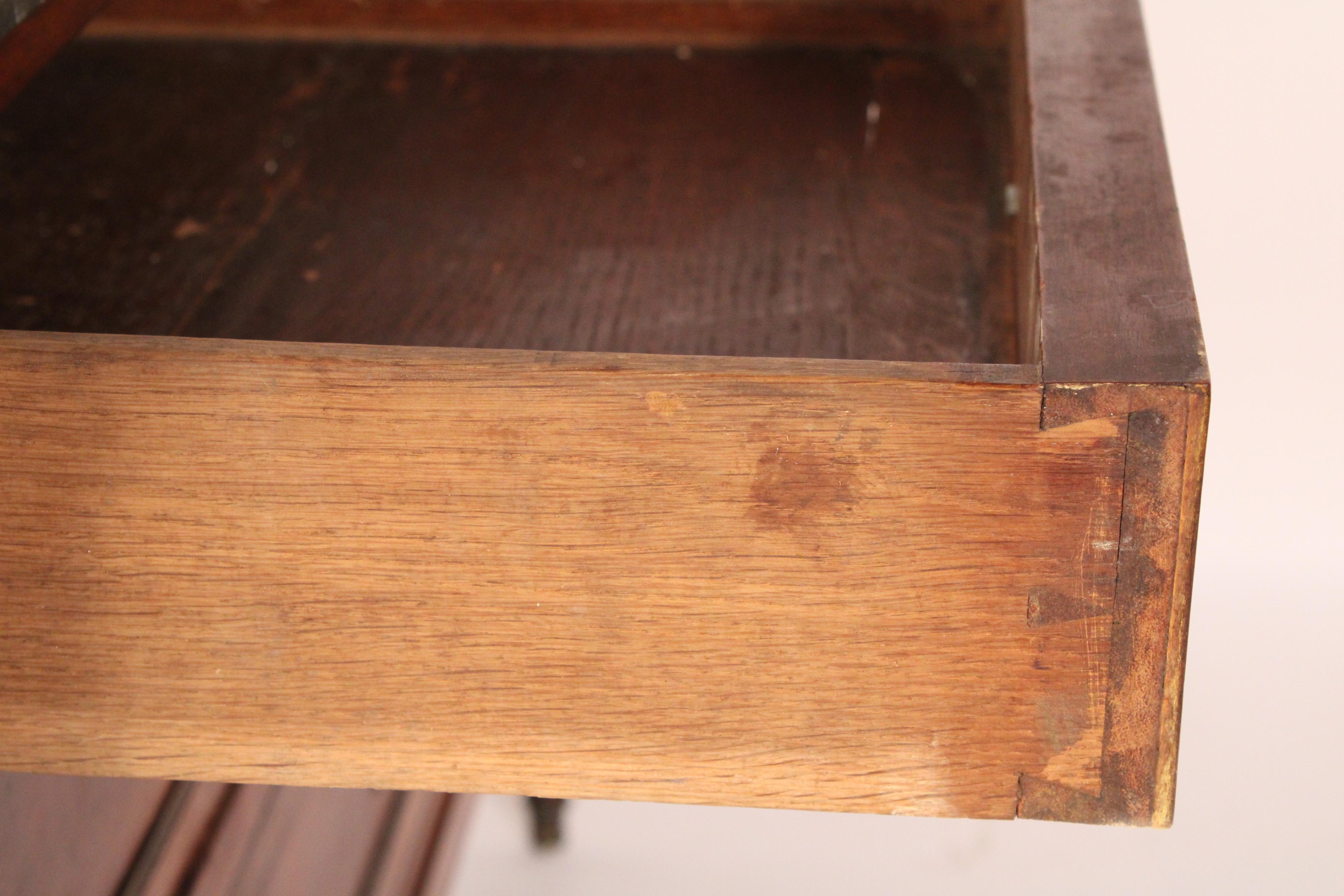 Antico cassettone in mogano con montatura in ottone in stile Luigi XVI in vendita 7