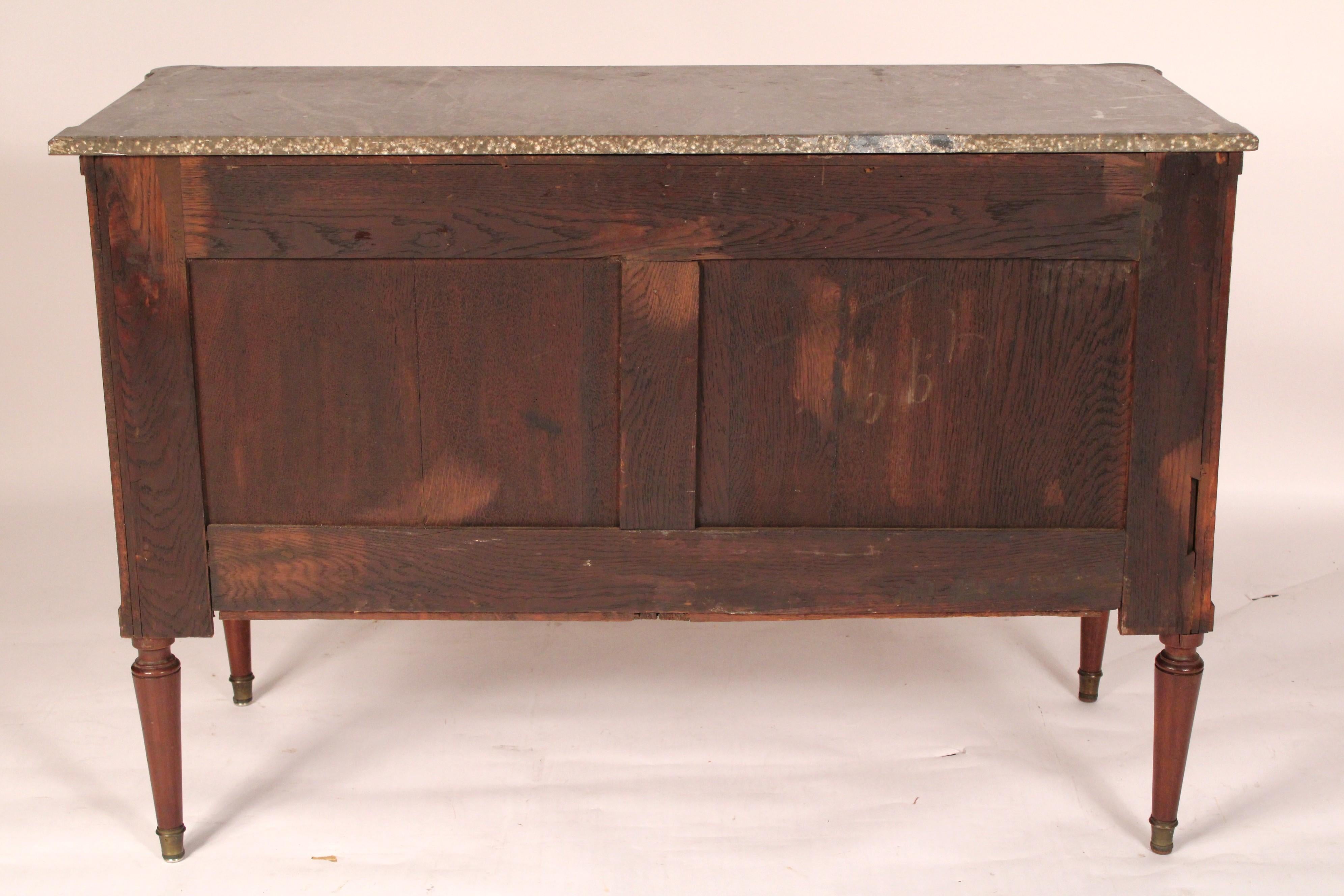 Antico cassettone in mogano con montatura in ottone in stile Luigi XVI in vendita 8