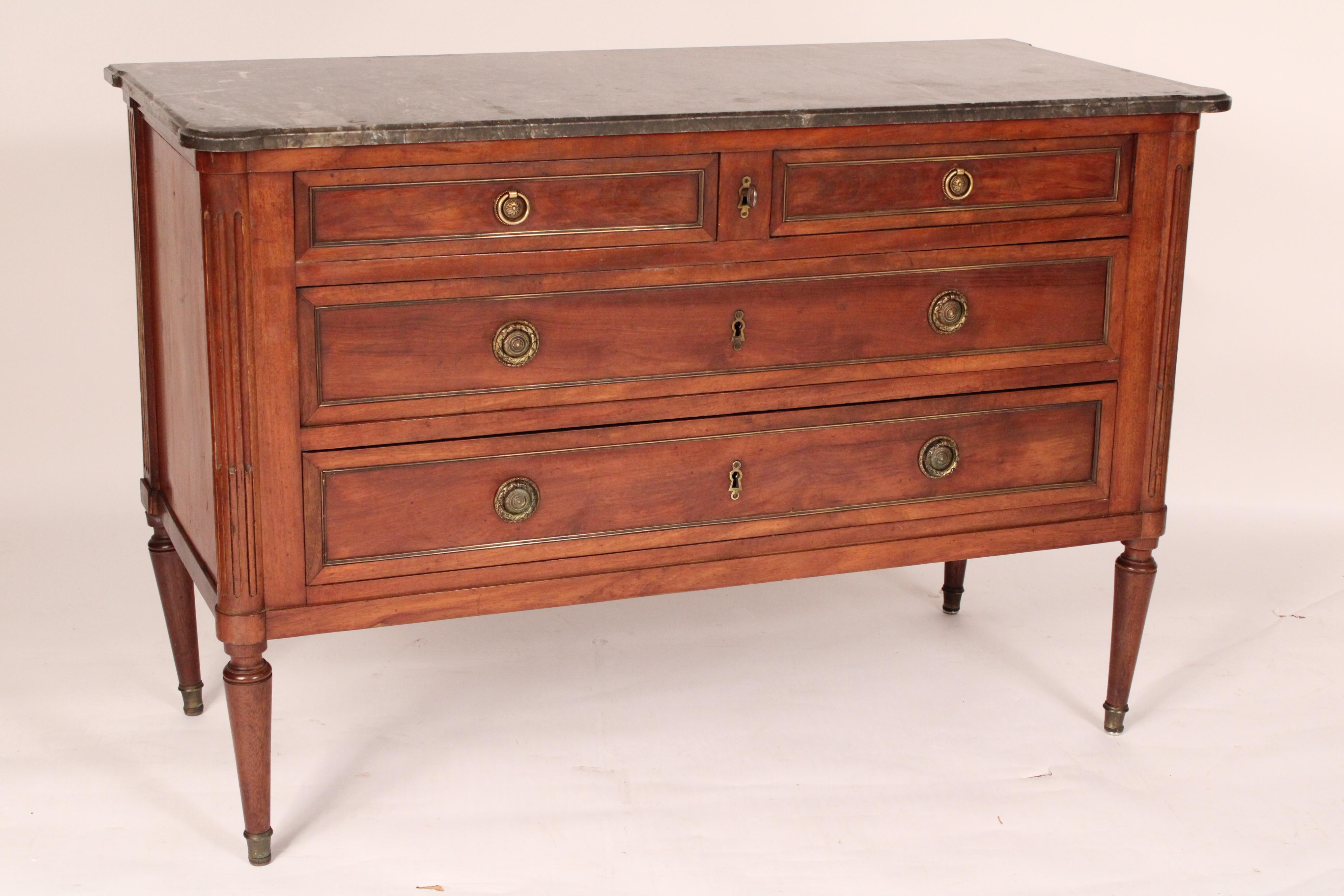 Antico cassettone in mogano con montatura in ottone in stile Luigi XVI In condizioni buone in vendita a Laguna Beach, CA