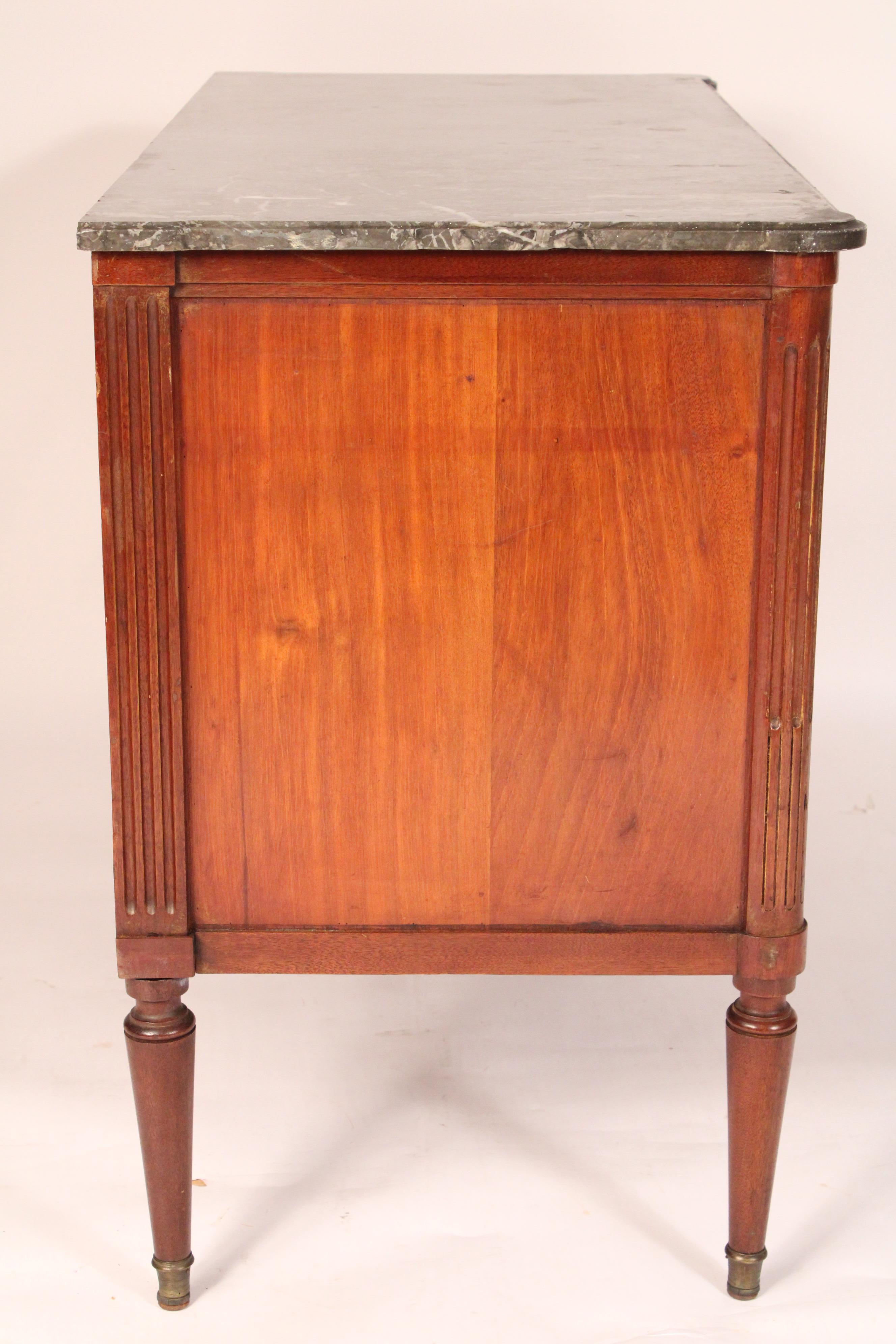 XIX secolo Antico cassettone in mogano con montatura in ottone in stile Luigi XVI in vendita