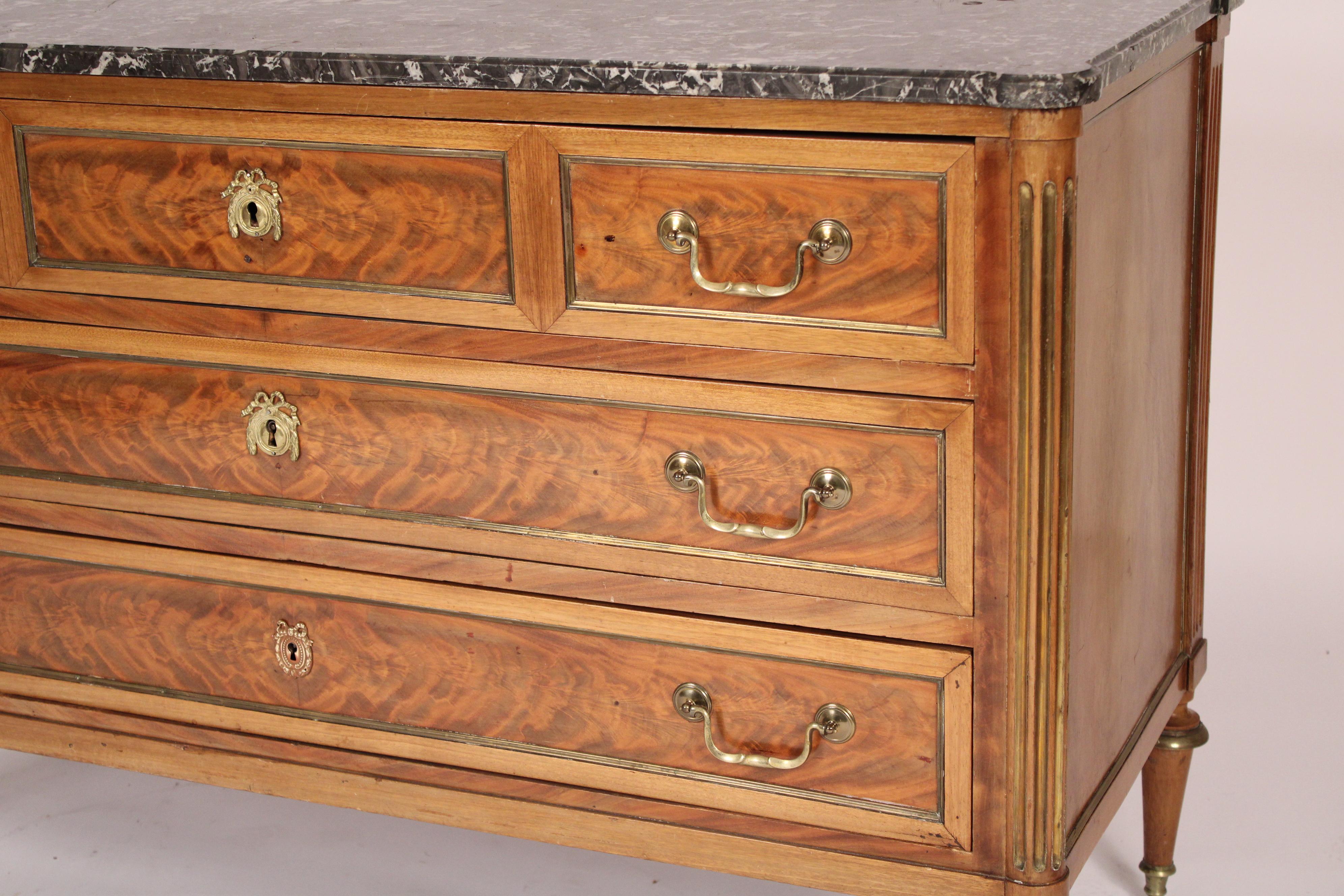 XIX secolo Antico cassettone in mogano con montatura in ottone in stile Luigi XVI