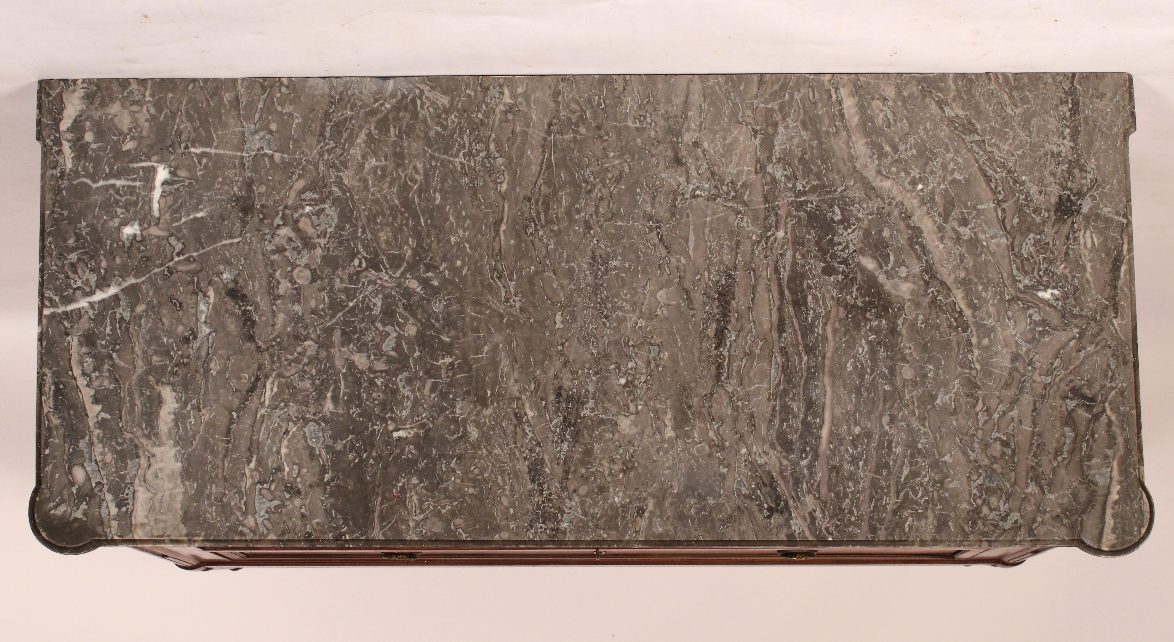 Ottone Antico cassettone in mogano con montatura in ottone in stile Luigi XVI in vendita